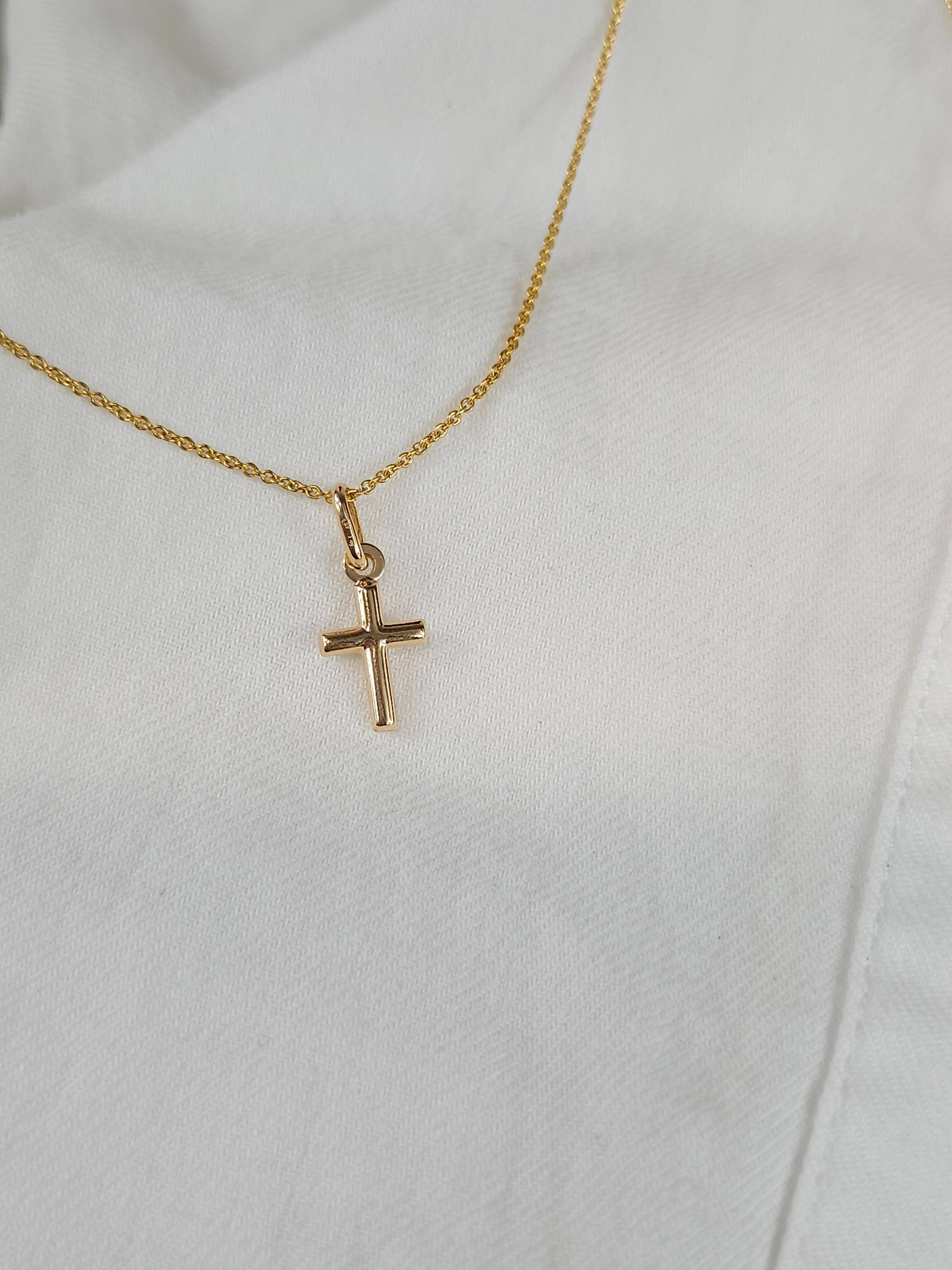 9ct gold cross pendant
