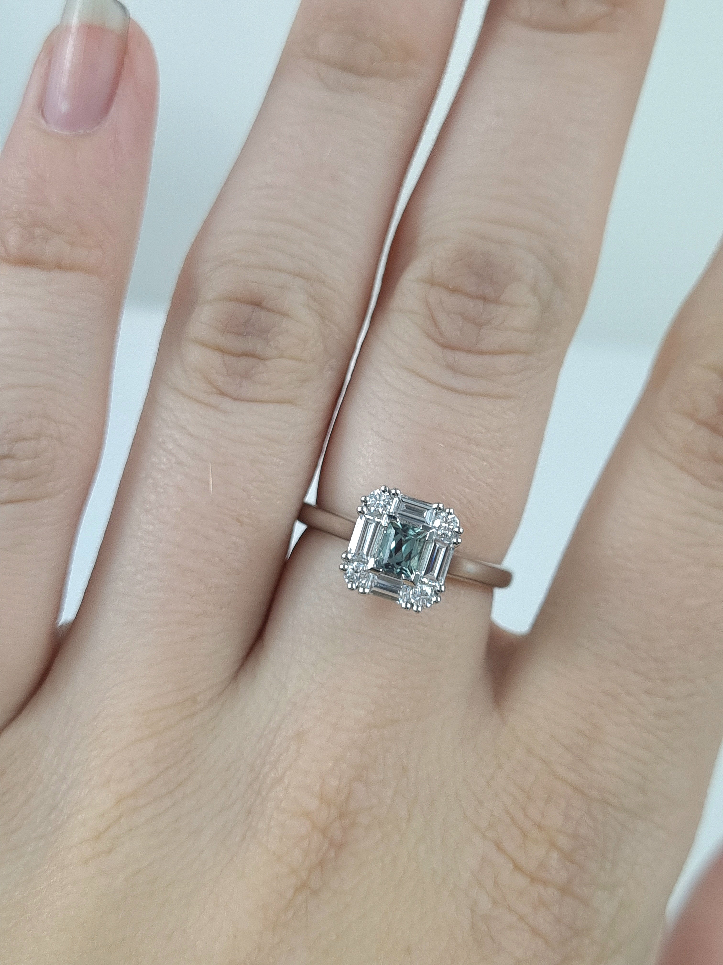 18ct White Gold Alexandrite and Diamond ring, 0.39ct centre