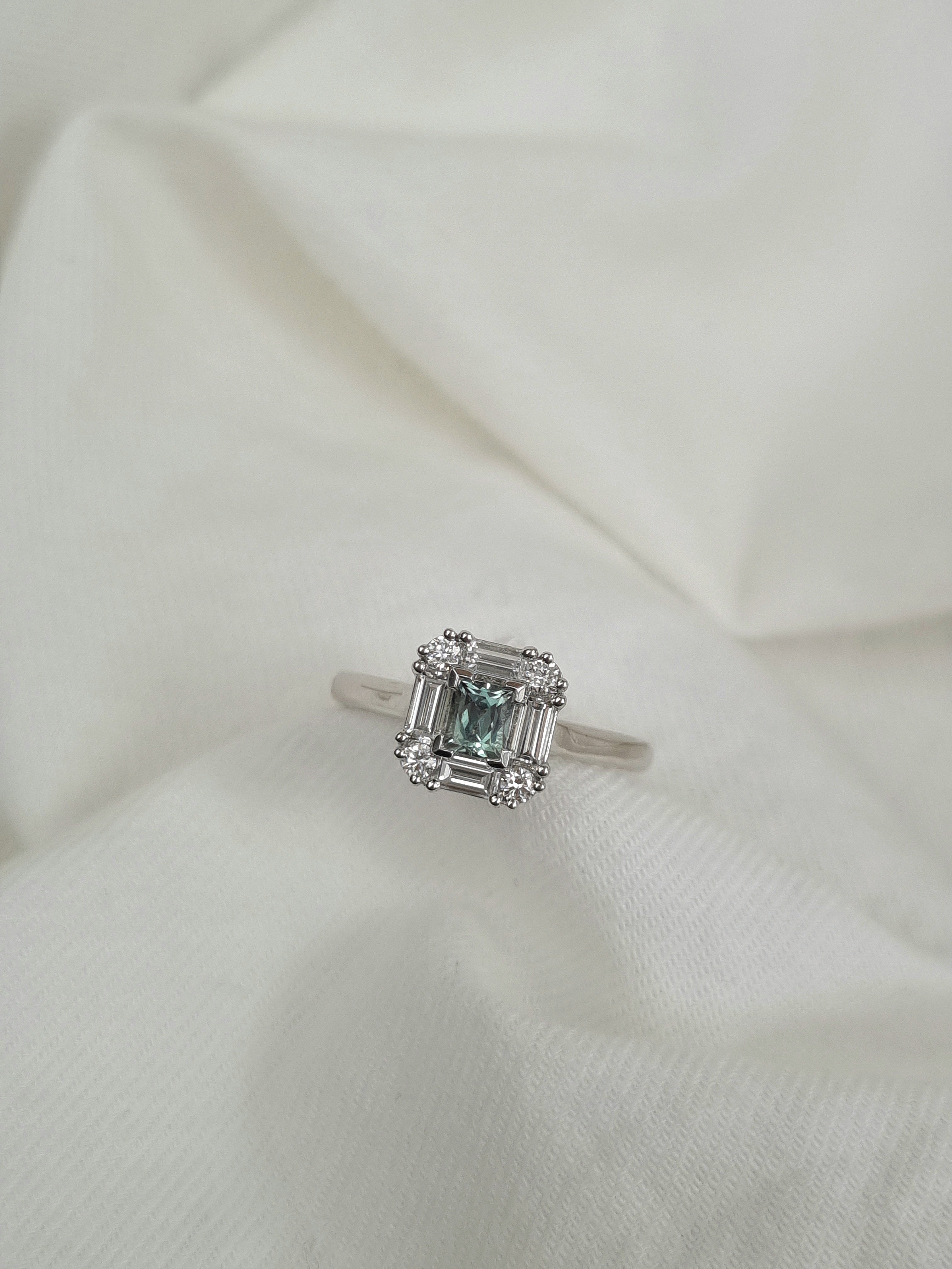 18ct White Gold Alexandrite and Diamond ring, 0.39ct centre