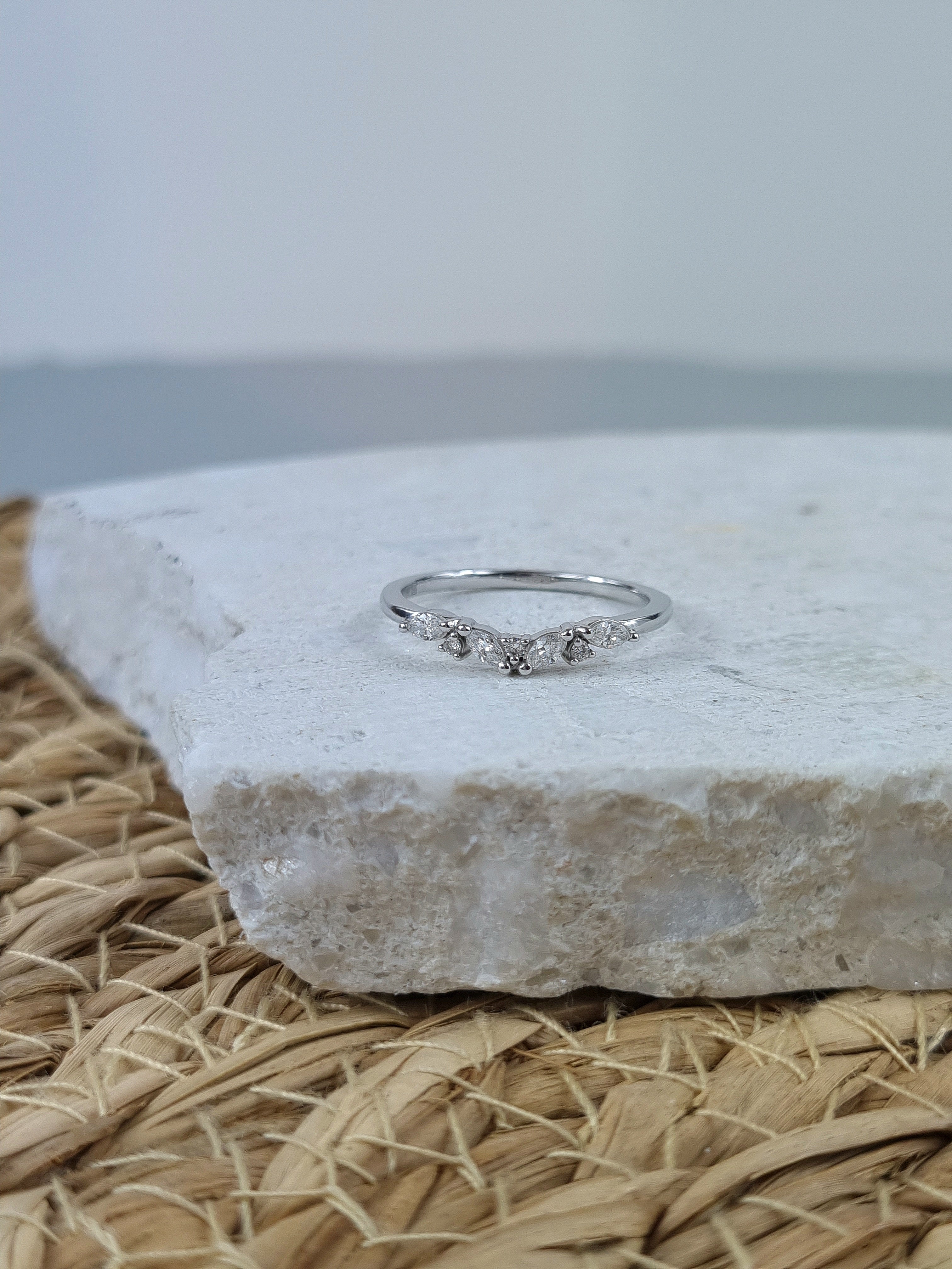 18ct White Gold Marquis and Round Brillant cut Diamond ring