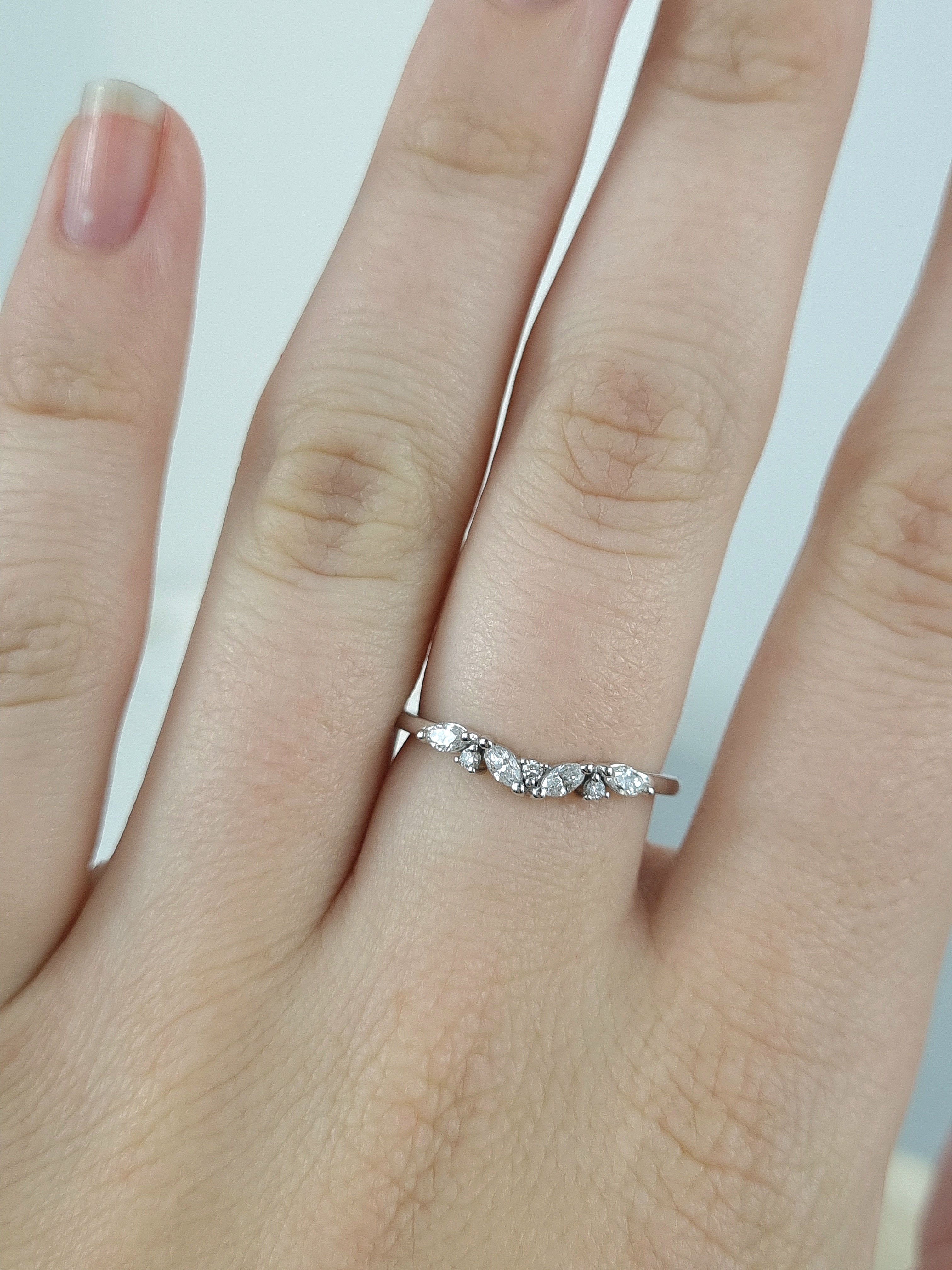 18ct White Gold Marquis and Round Brillant cut Diamond ring
