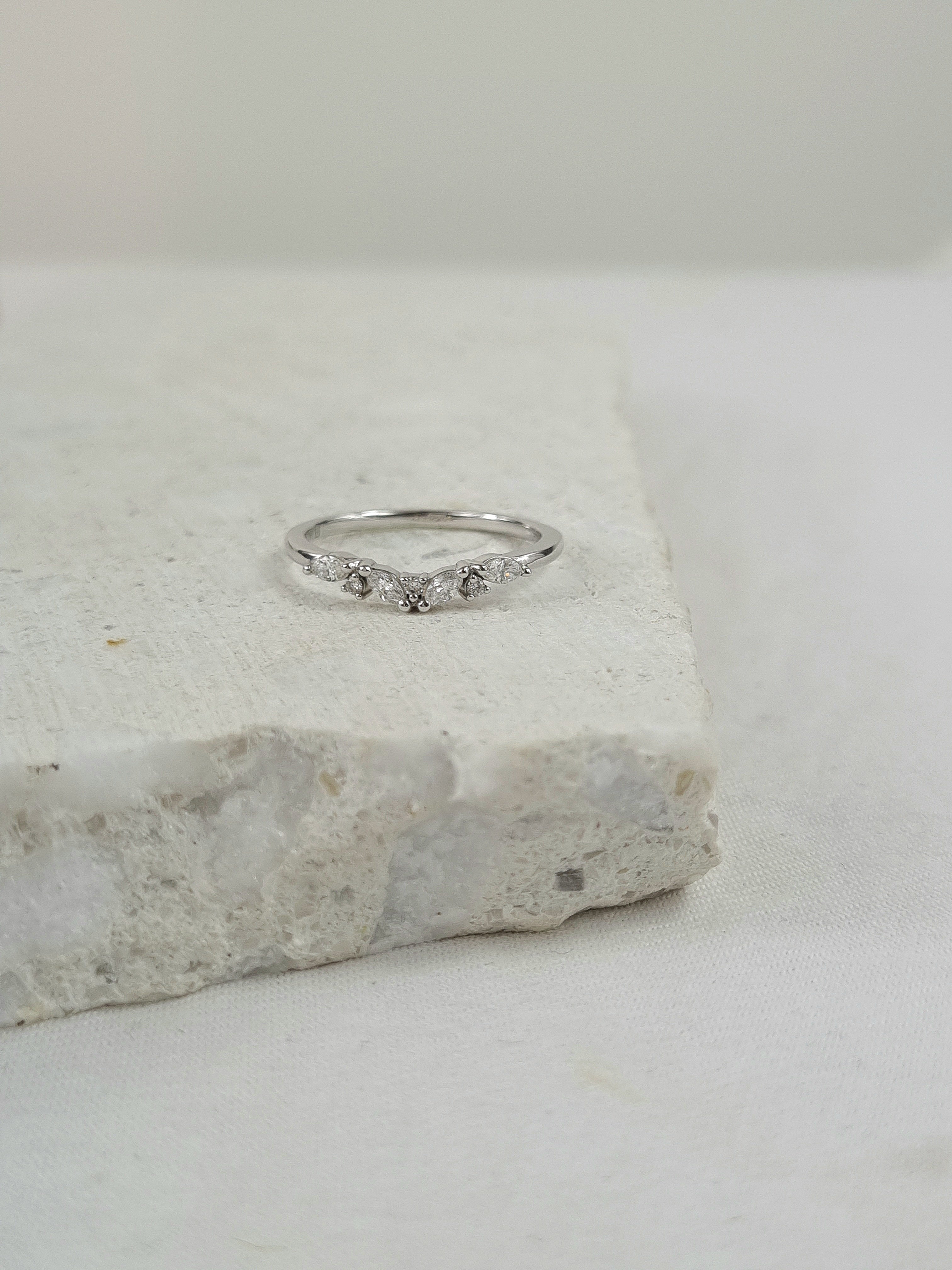 18ct White Gold Marquis and Round Brillant cut Diamond ring