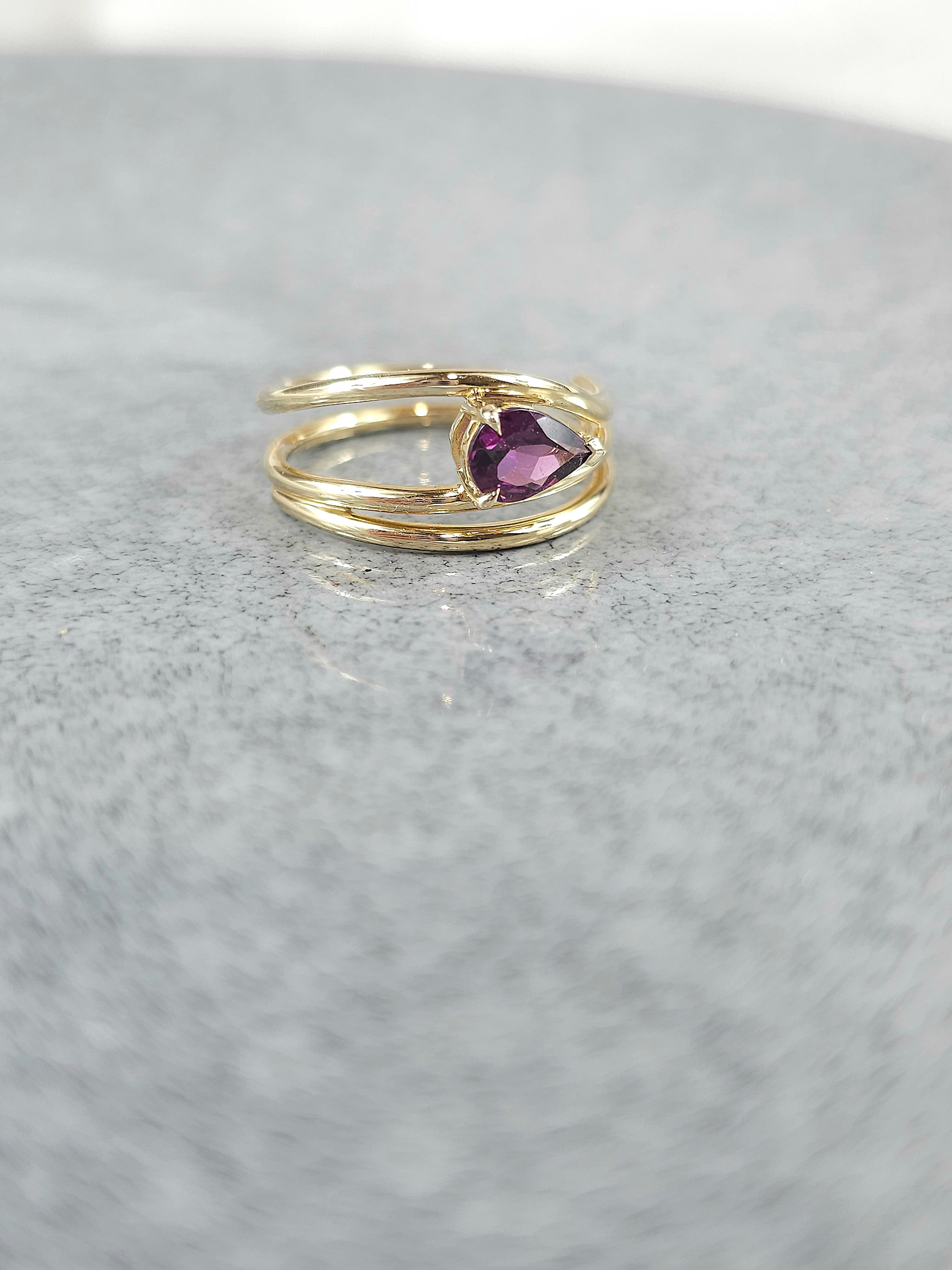 9ct Yellow Gold Rhodolite Garnet ring