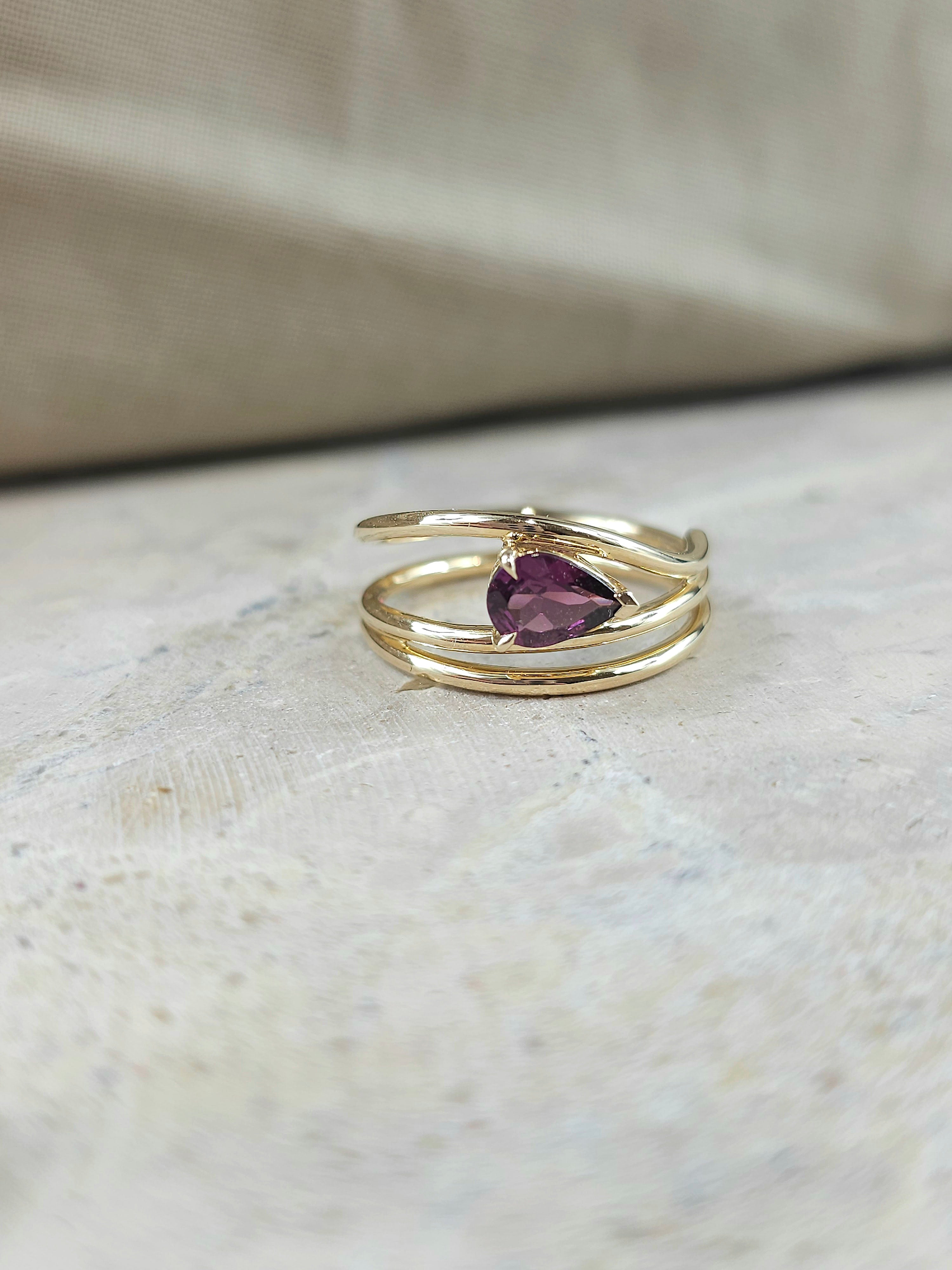 9ct Yellow Gold Rhodolite Garnet ring