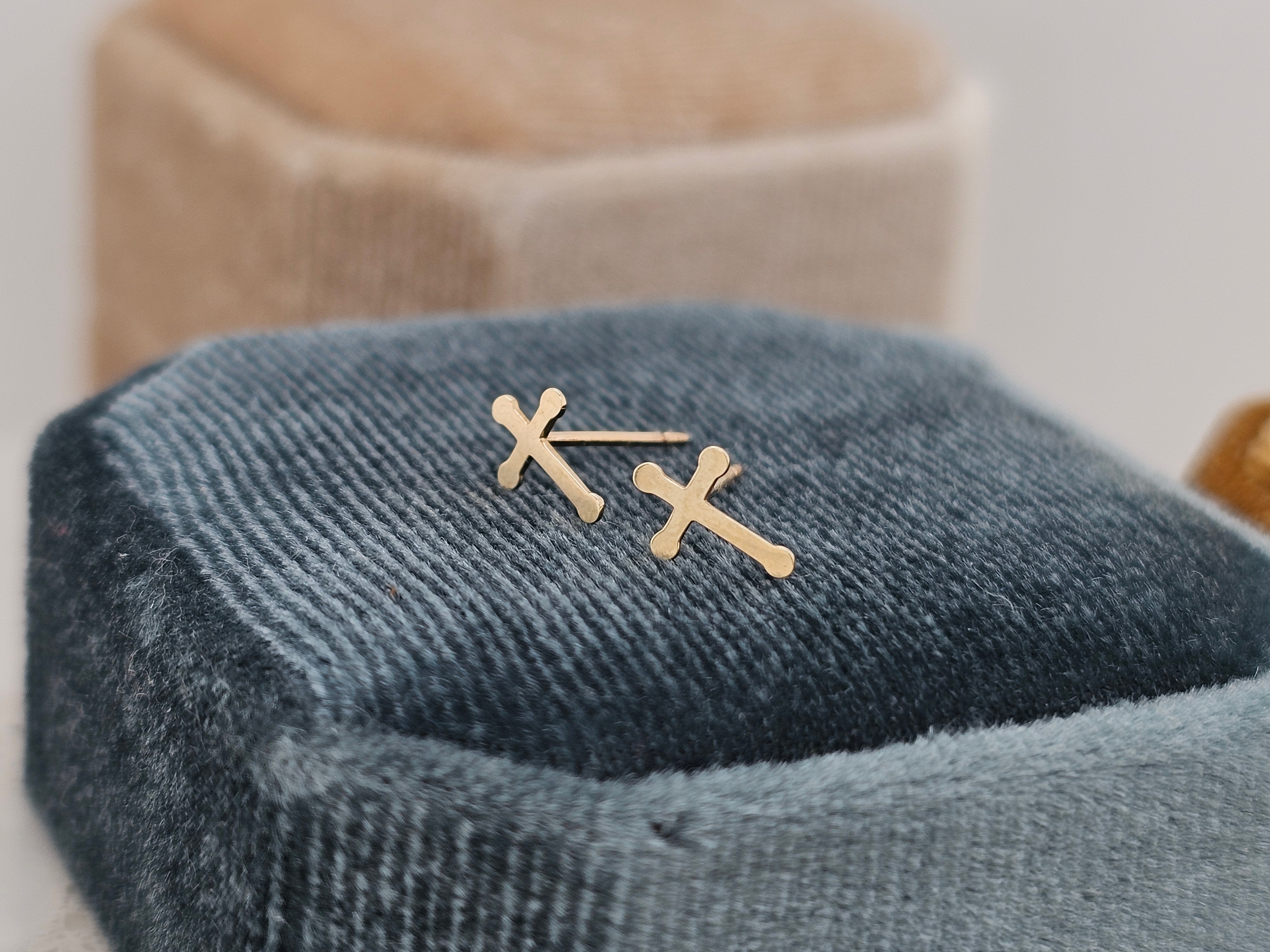 9ct gold cross studs