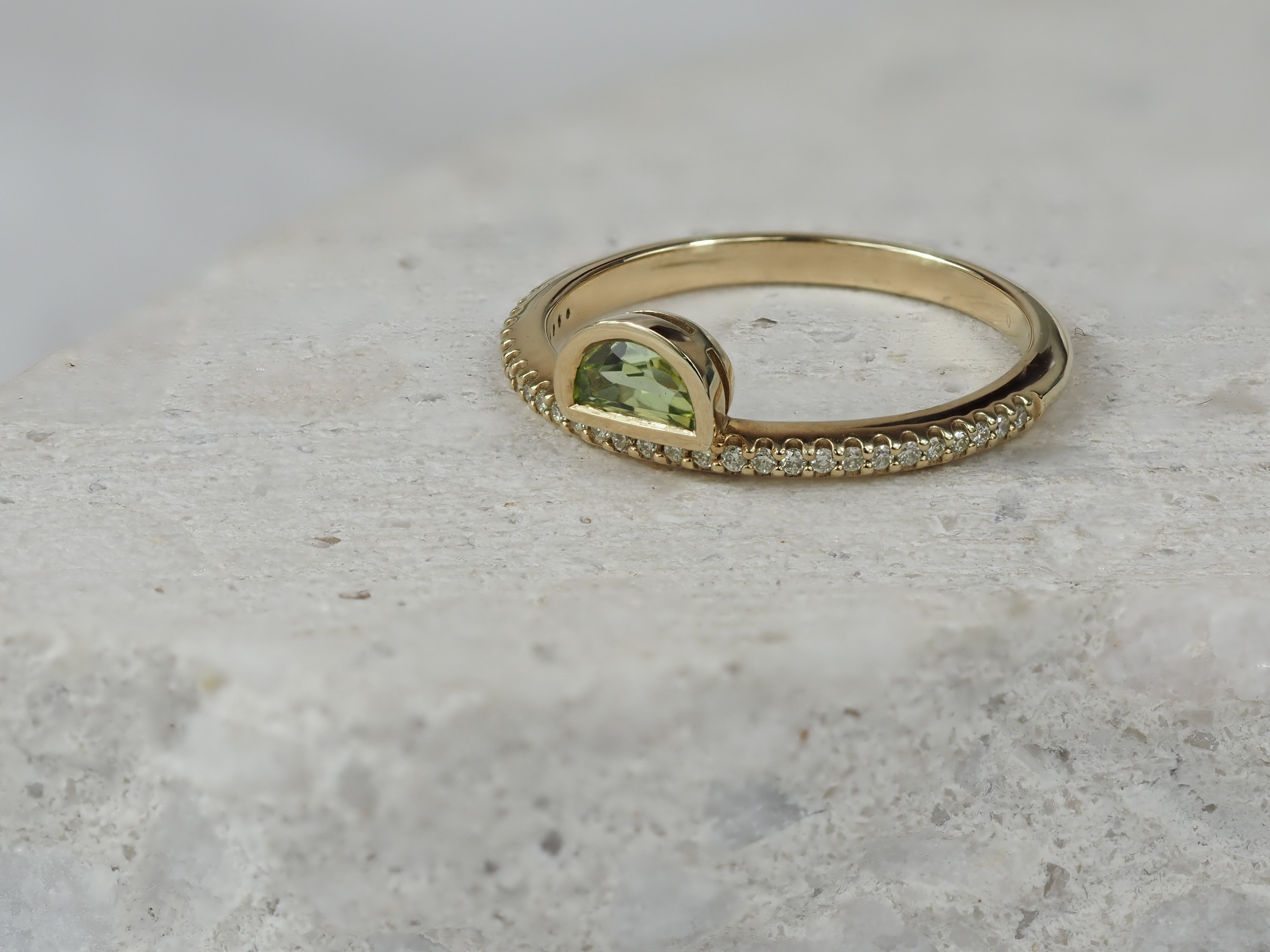 9ct Yellow Gold Peridot and Diamond Ring, 0.27ct centre