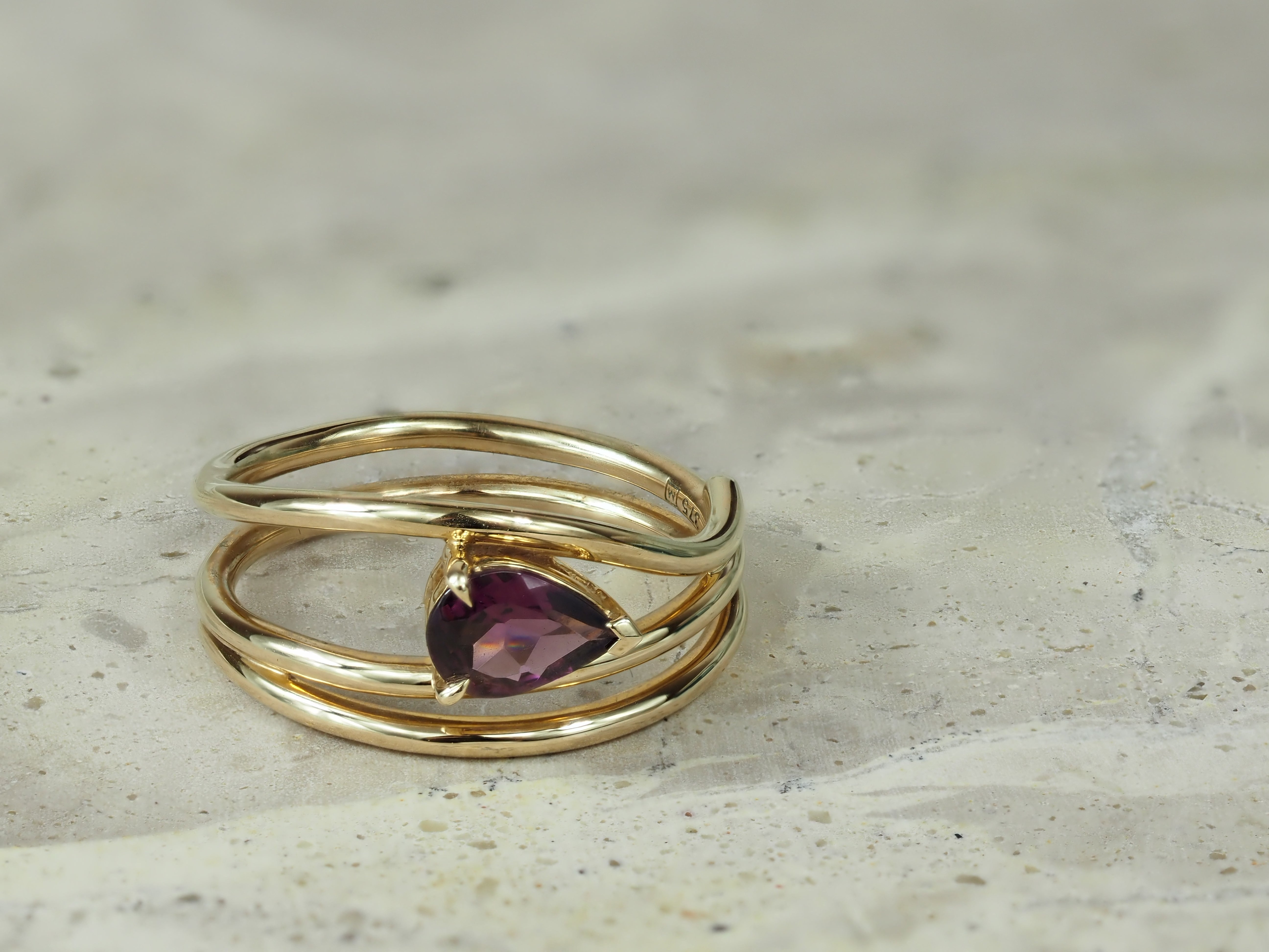 9ct Yellow Gold Rhodolite Garnet ring