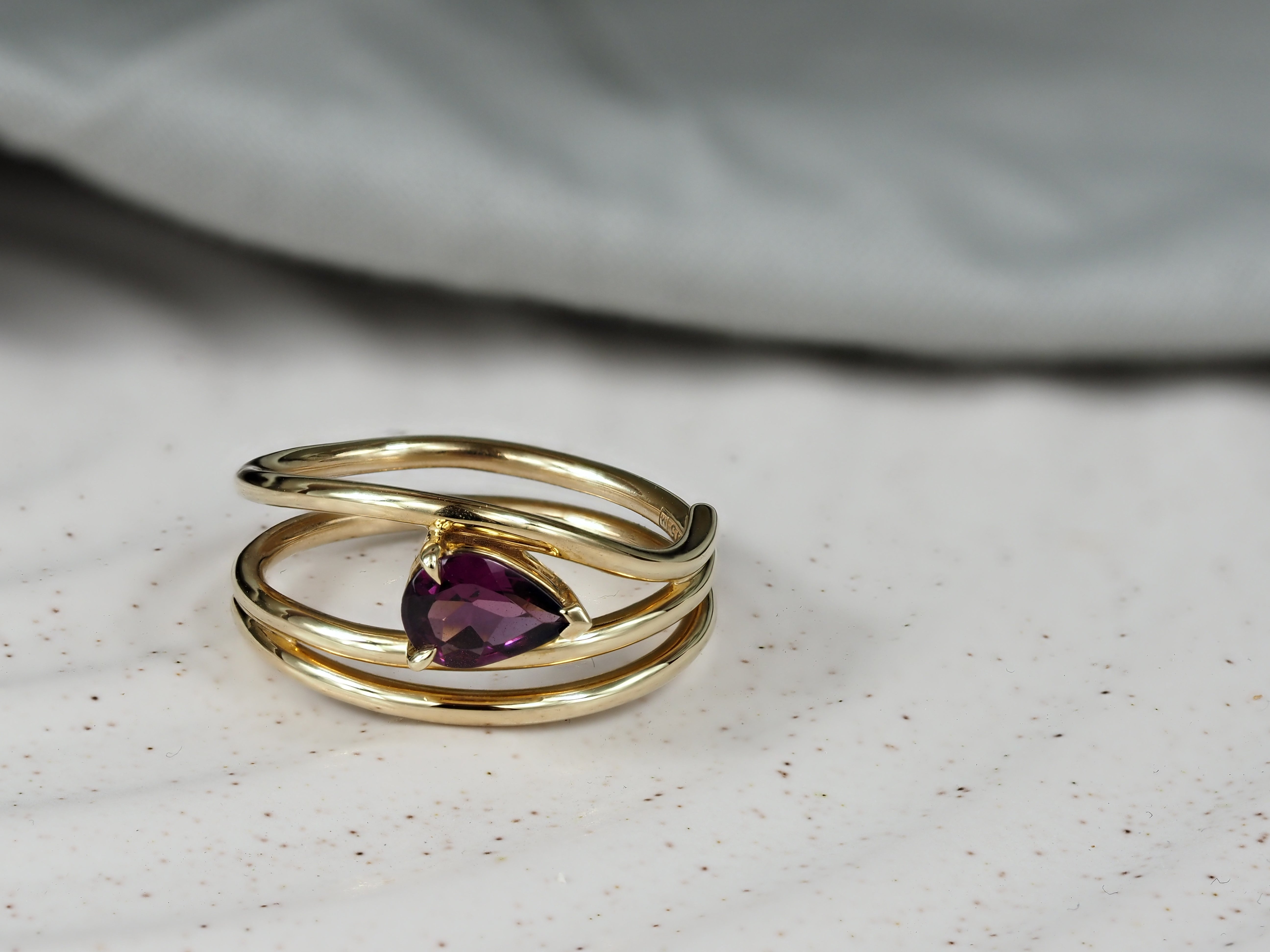 9ct Yellow Gold Rhodolite Garnet ring