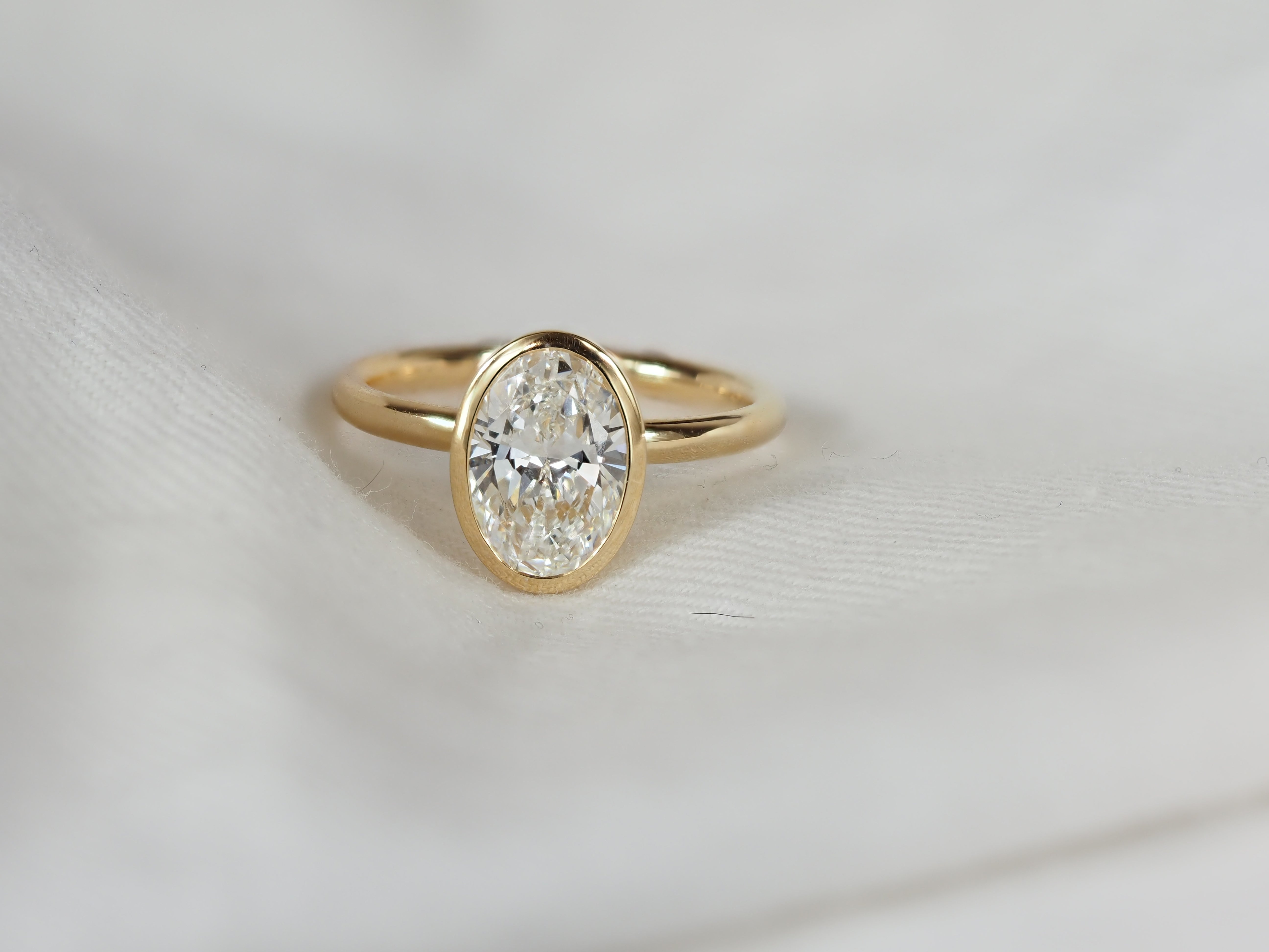 18ct Yellow Gold Oval cut Lab-Grown Diamond Engagement Ring, 2ct Total