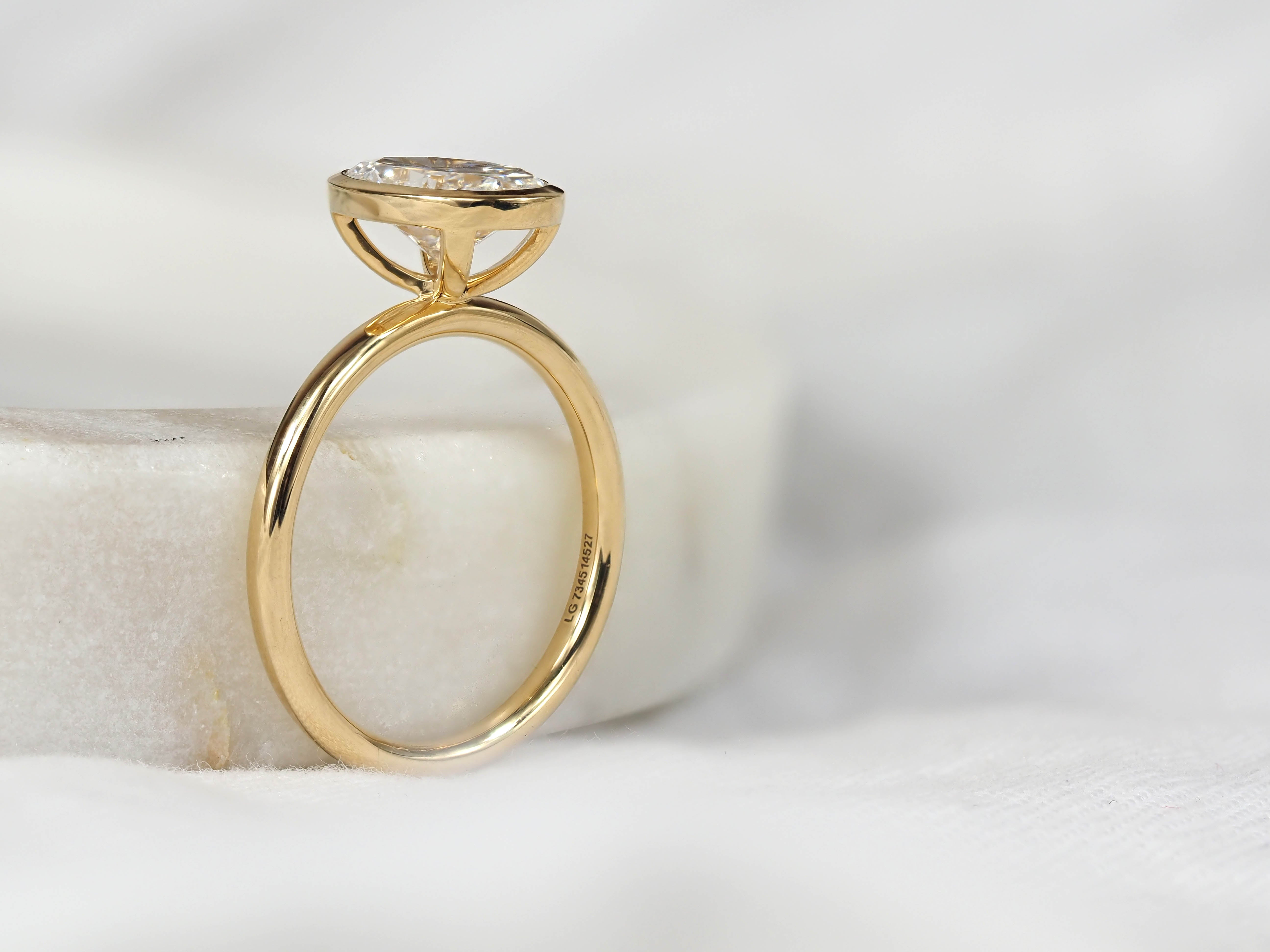 18ct Yellow Gold Oval cut Lab-Grown Diamond Engagement Ring, 2ct Total