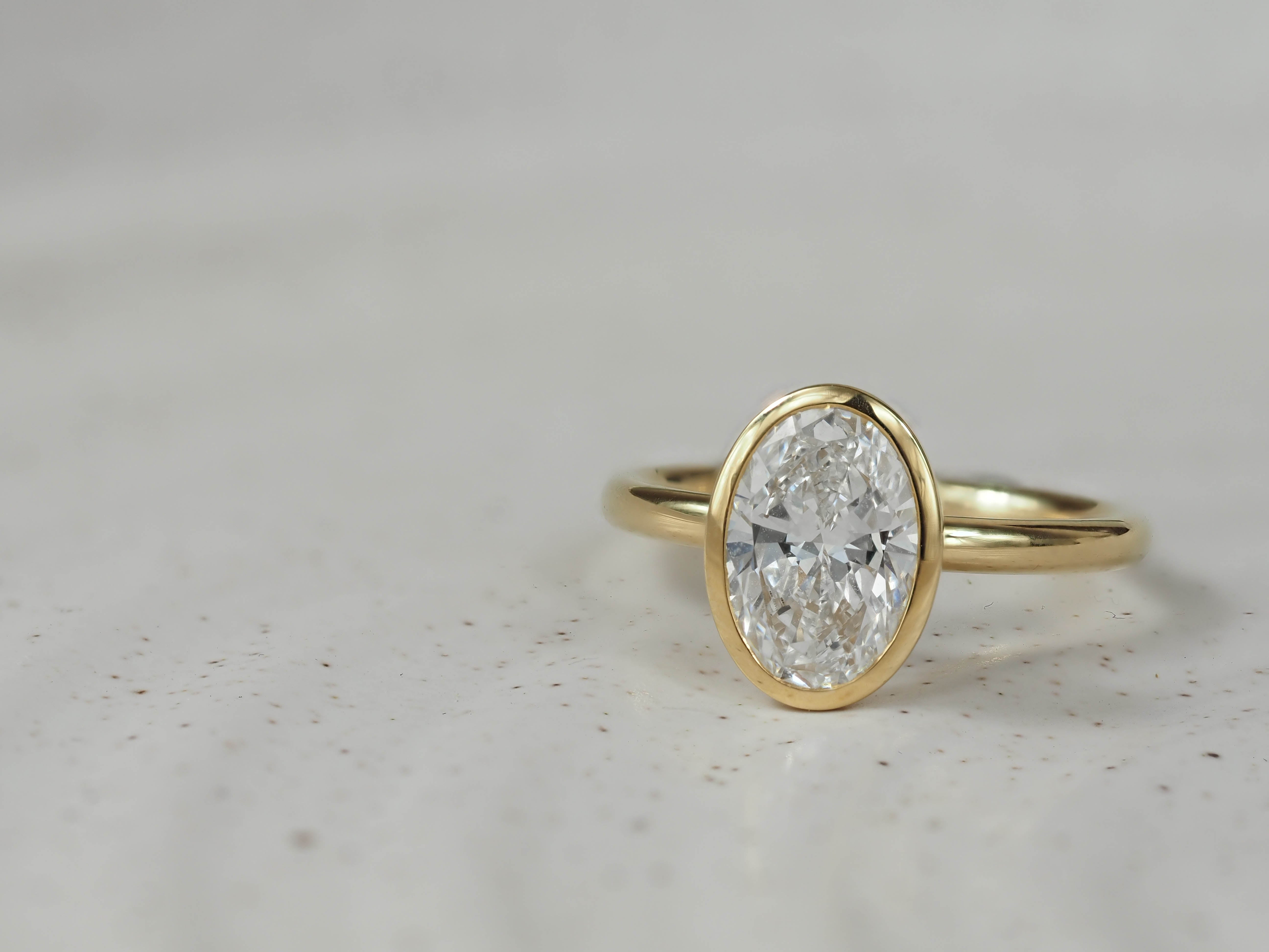 18ct Yellow Gold Oval cut Lab-Grown Diamond Engagement Ring, 2ct Total
