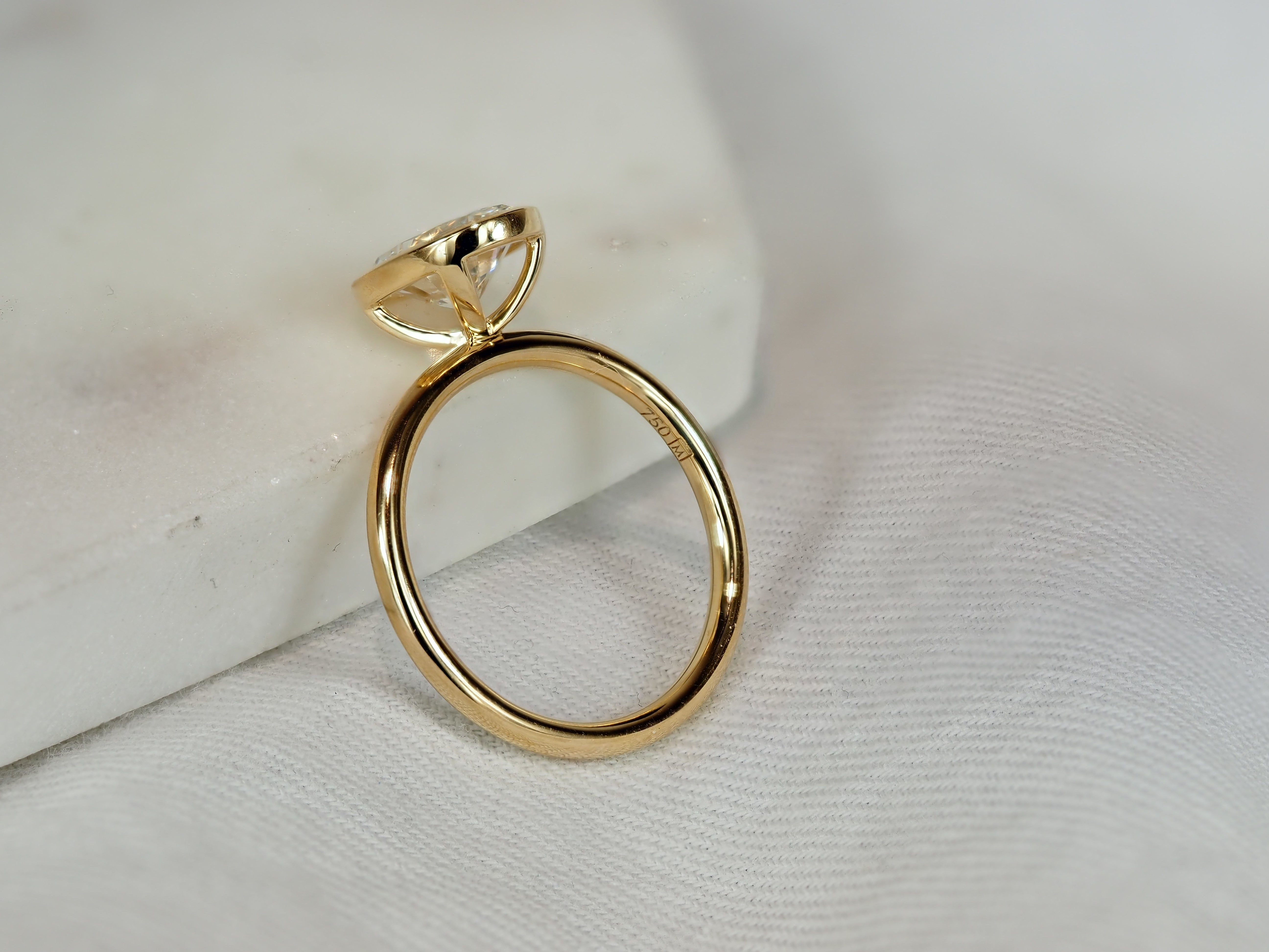 18ct Yellow Gold Oval cut Lab-Grown Diamond Engagement Ring, 2ct Total