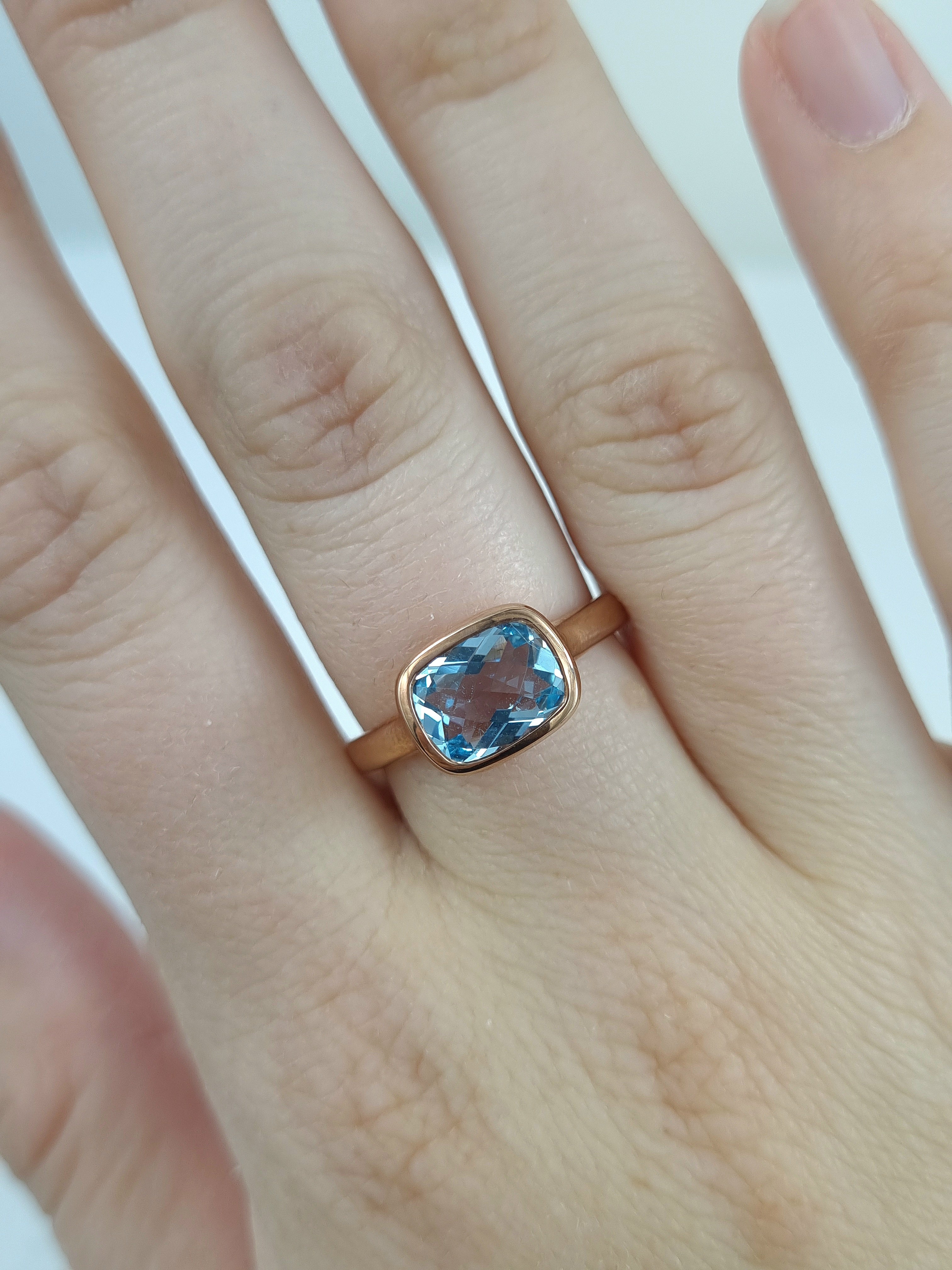 9ct Rose Gold & Blue Topaz ring