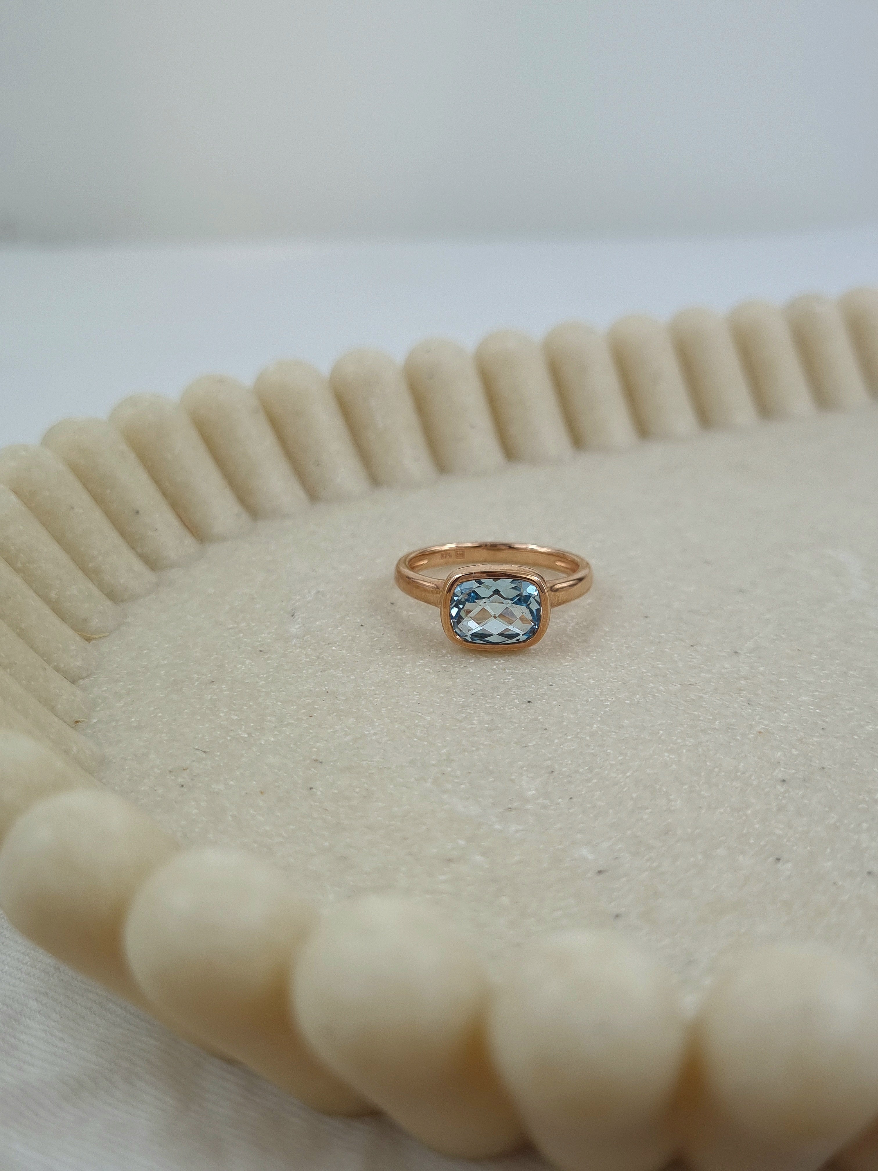 9ct Rose Gold & Blue Topaz ring