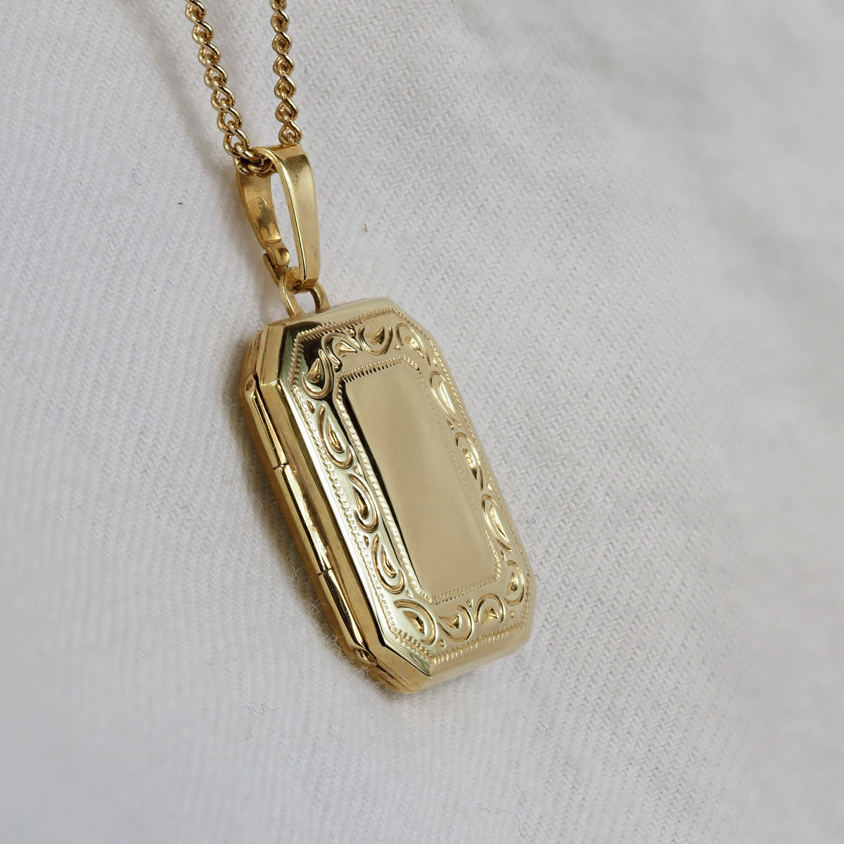 9ct Yellow Gold Engraved Rectangle Locket, 21mm