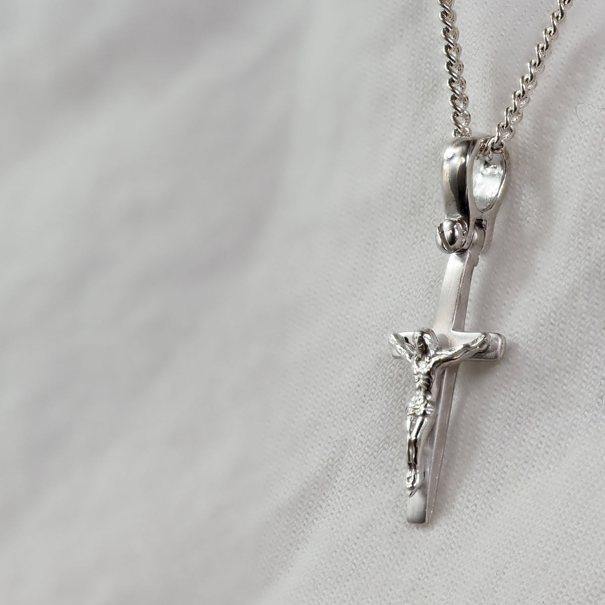9ct White Gold Crucifix, 22mm