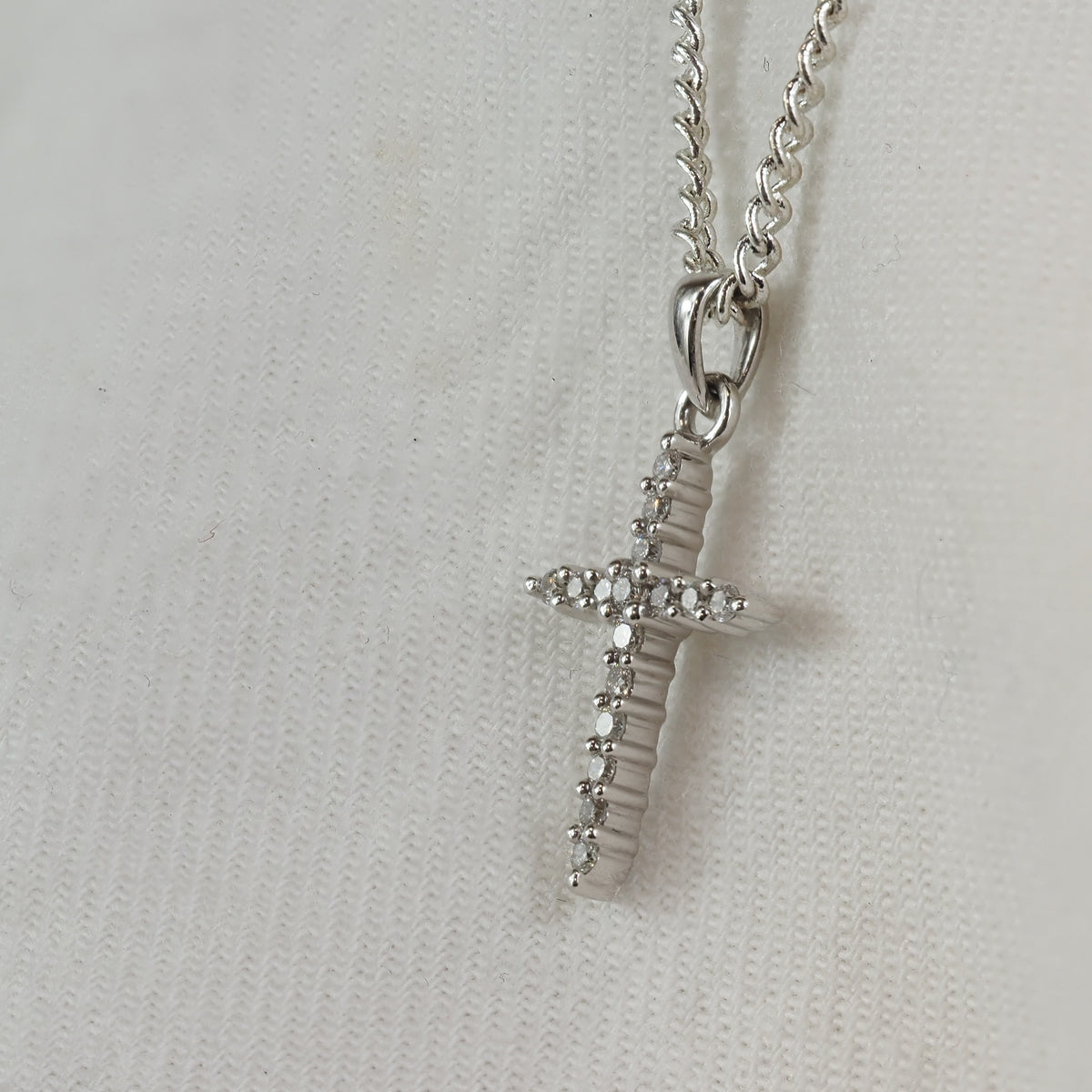 9ct White Gold Diamond cross, 0.10ct total