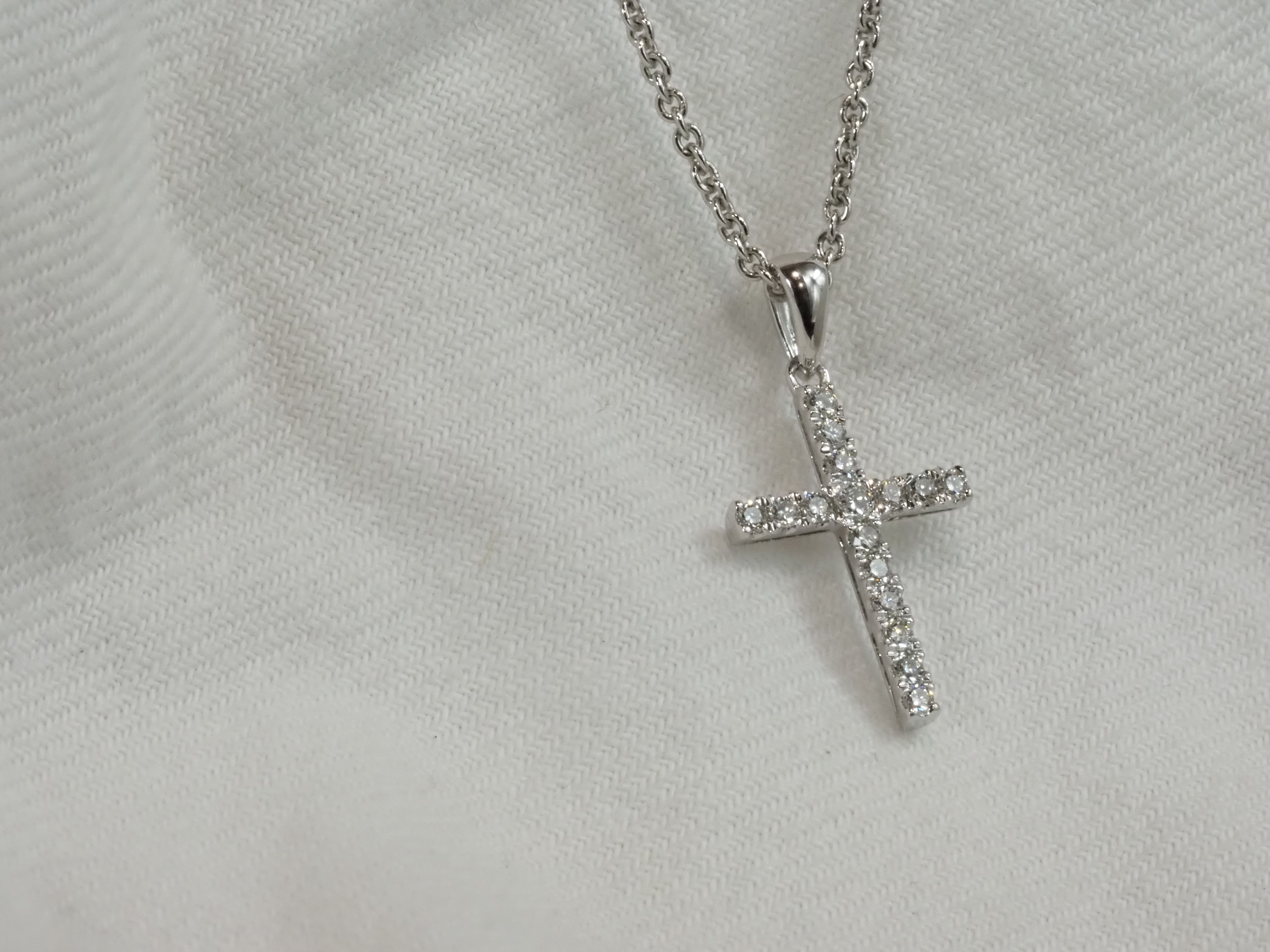 9ct White Gold Claw set Diamond cross, 0.15ct total