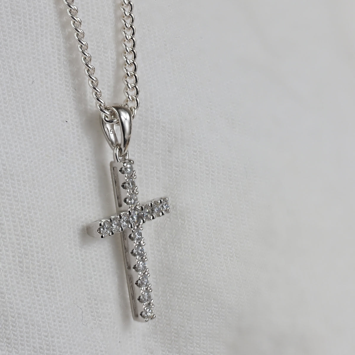 9ct White Gold Diamond claw set cross, 0.25ct total