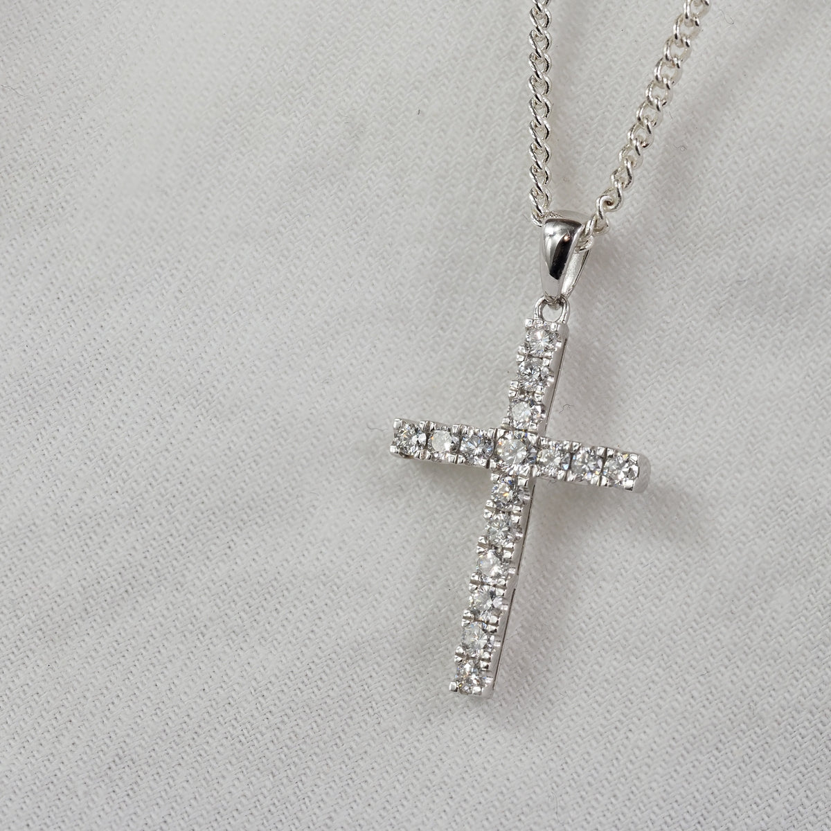 9ct White Gold Diamond claw set cross, 0.50ct total