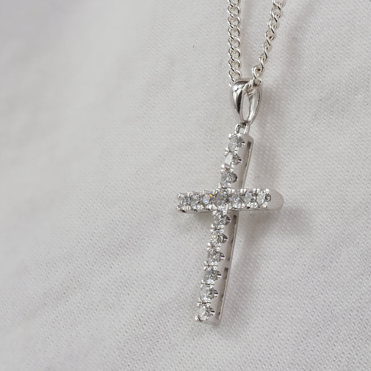 9ct White Gold Diamond claw set cross, 0.50ct total
