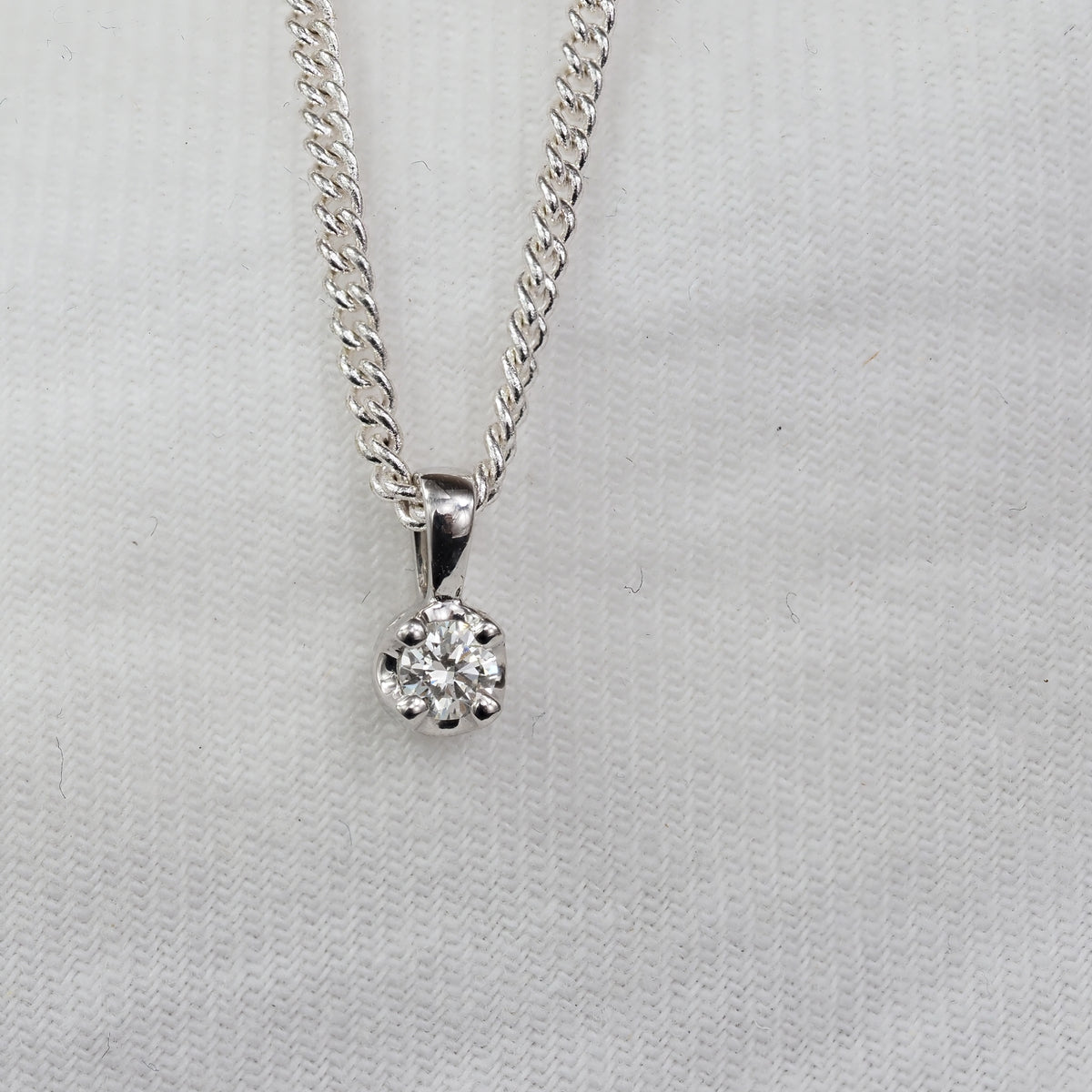 9ct White Gold Round Diamond pendant, 0.10ct total