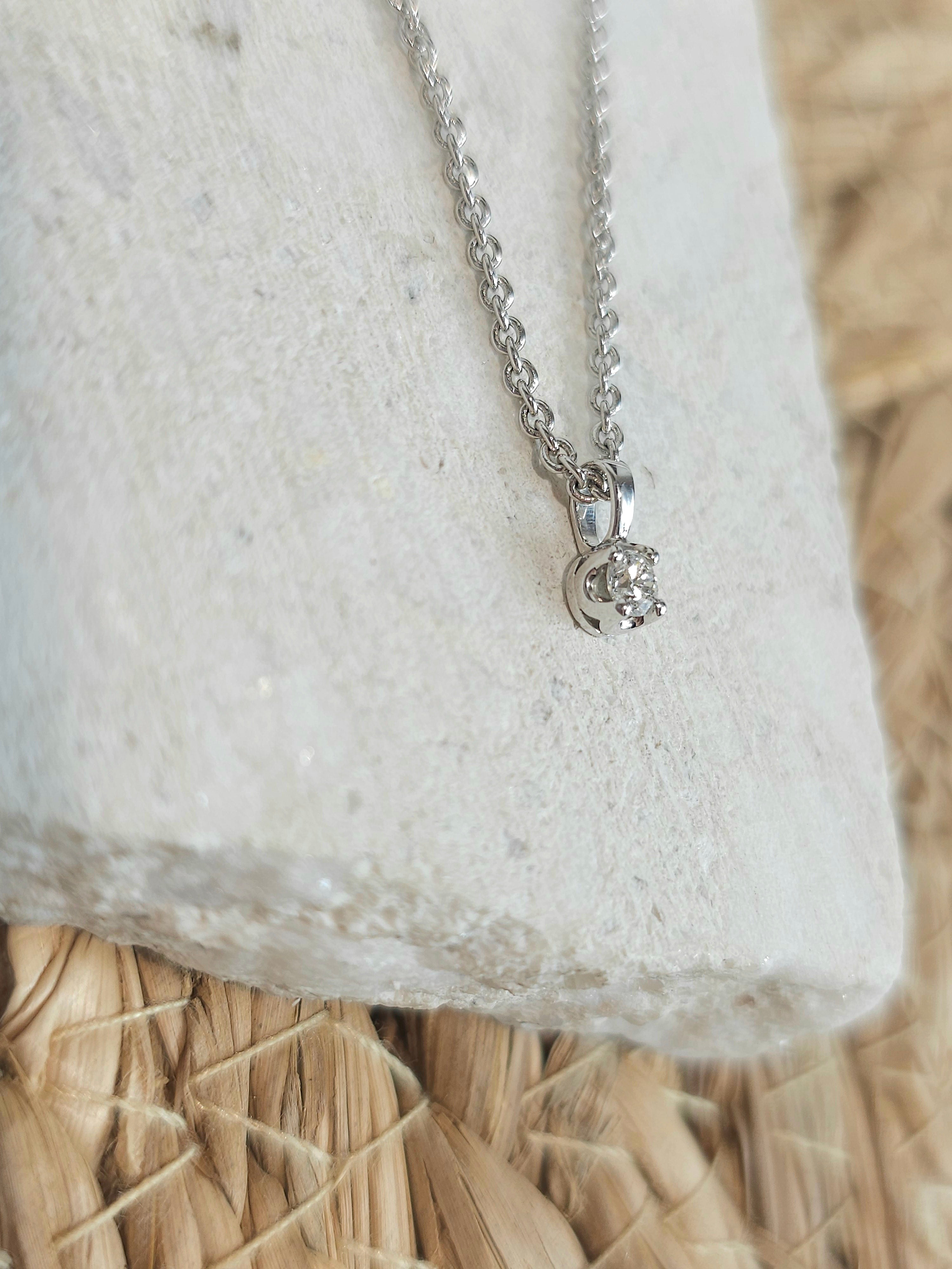9ct White Gold Round Diamond pendant, 0.10ct total