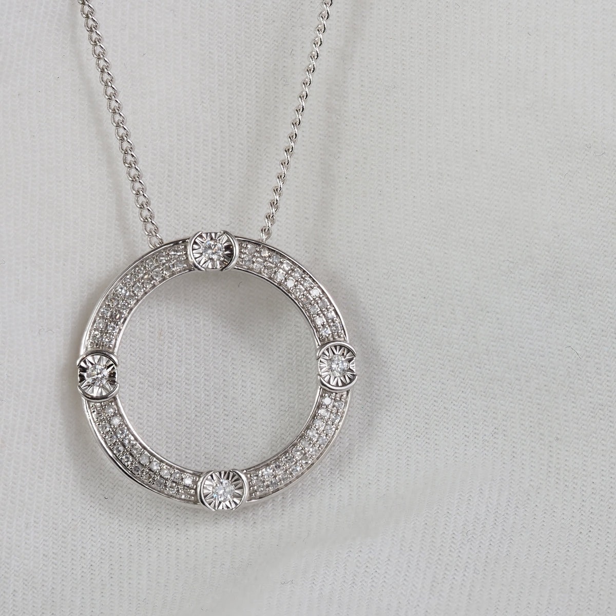 9ct White Gold Diamond circle pendant, 0.25ct total