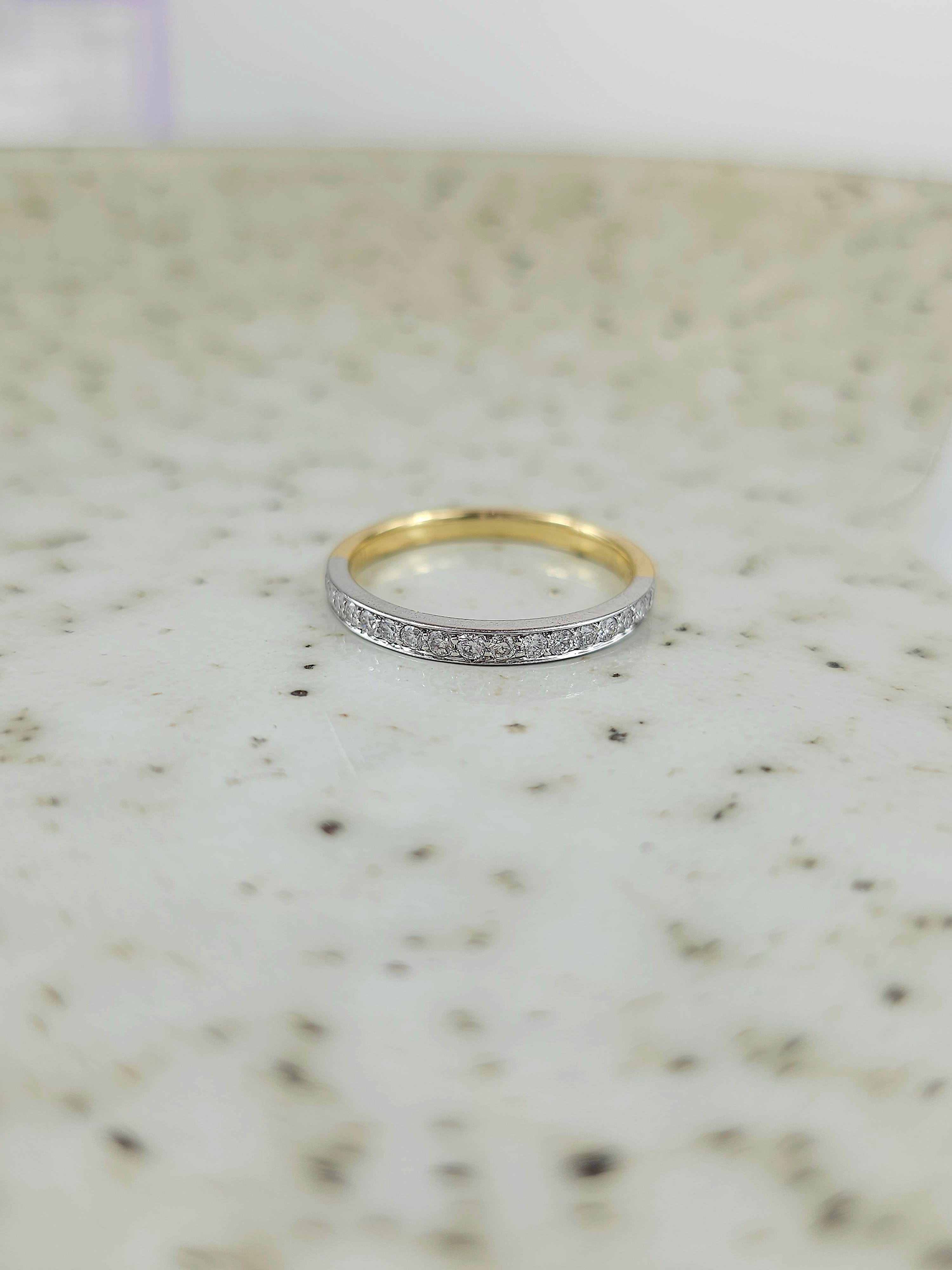 18ct Yellow and White gold Round Brilliant cut Diamond Ring, 0.26ct total