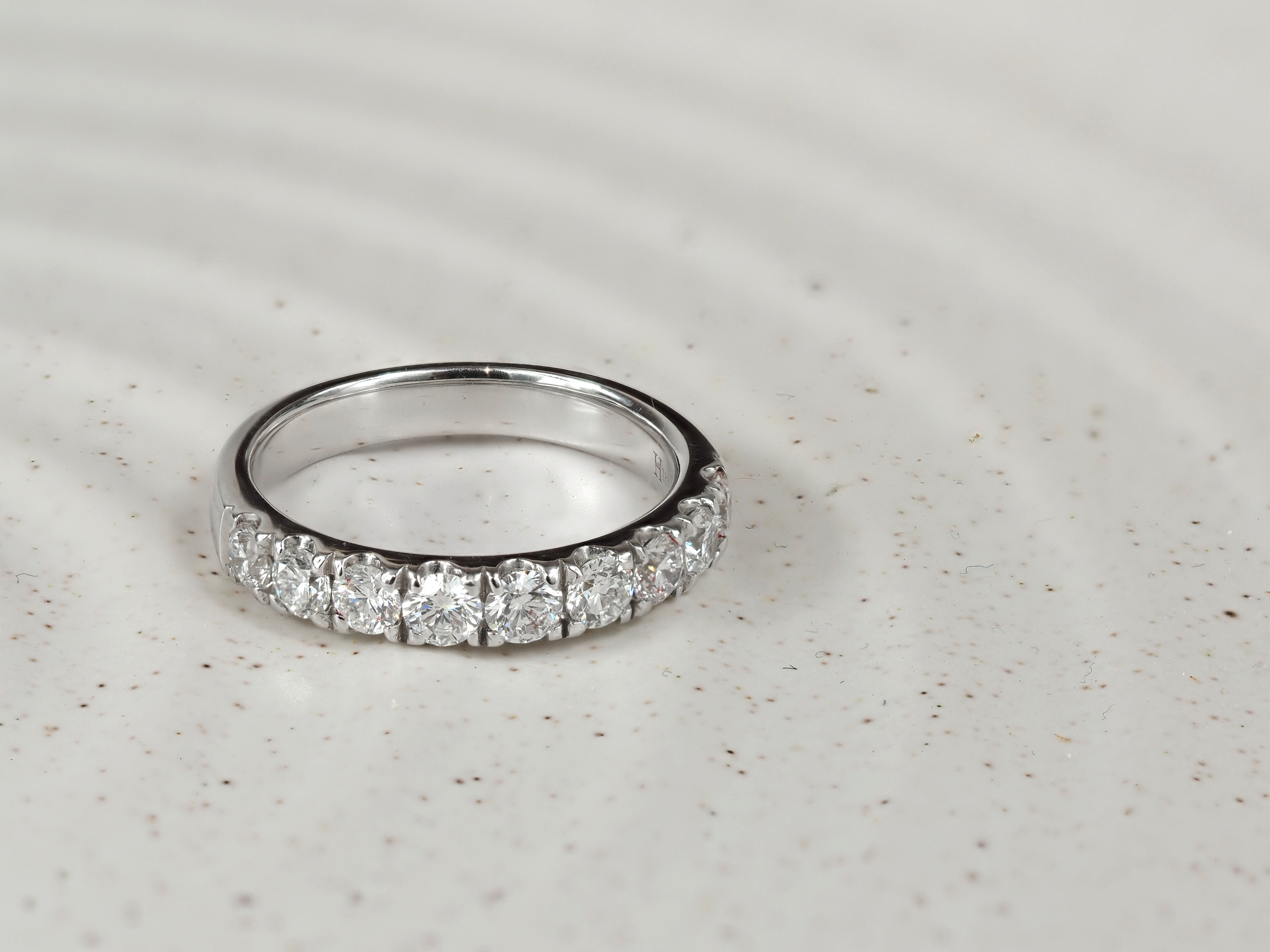 18ct White Gold Round Brilliant cut Diamond Ring, 1ct total