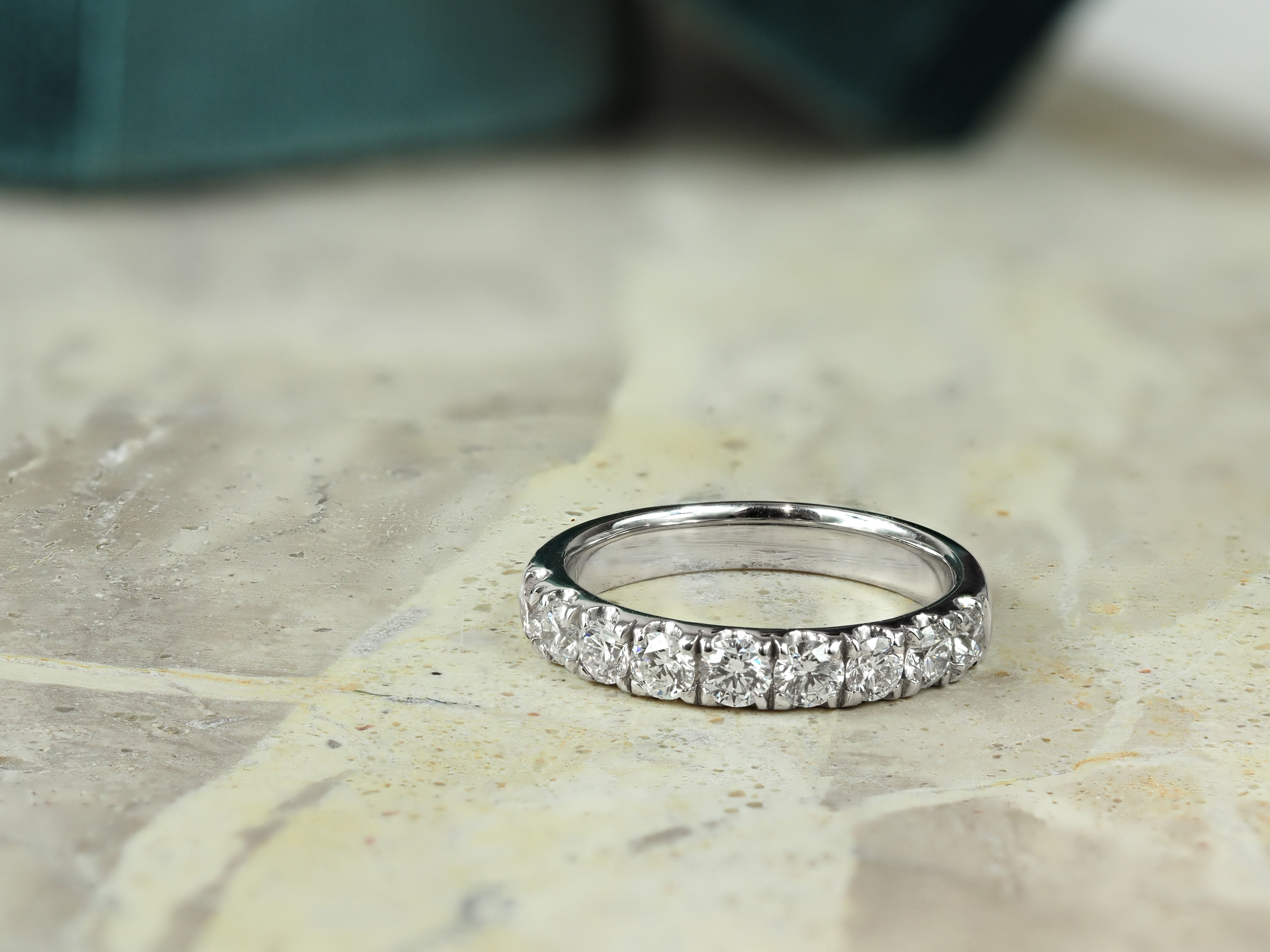 18ct White Gold Round Brilliant cut Diamond Ring, 1ct total