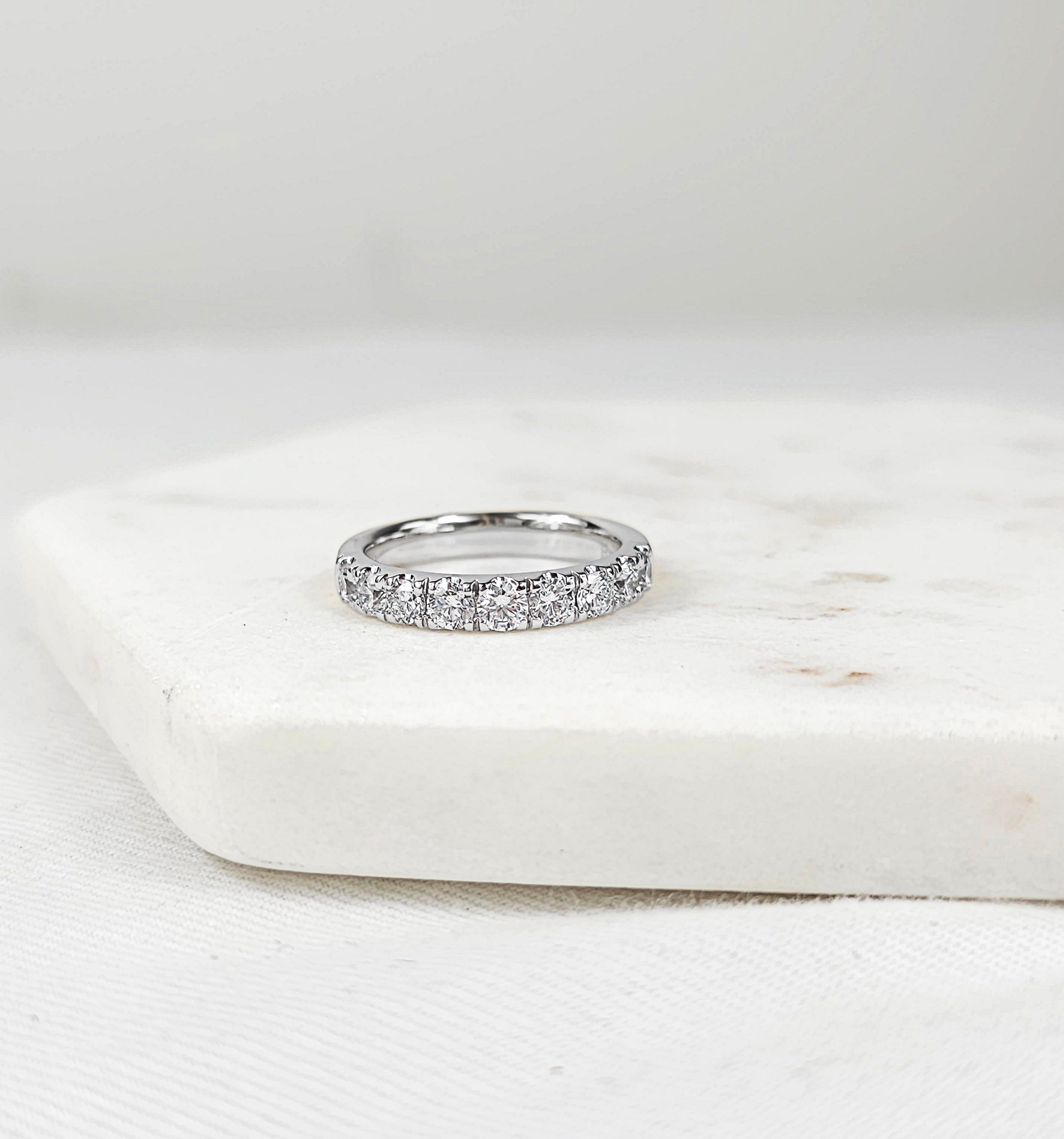 18ct White Gold Round Brilliant cut Diamond Ring, 1ct total