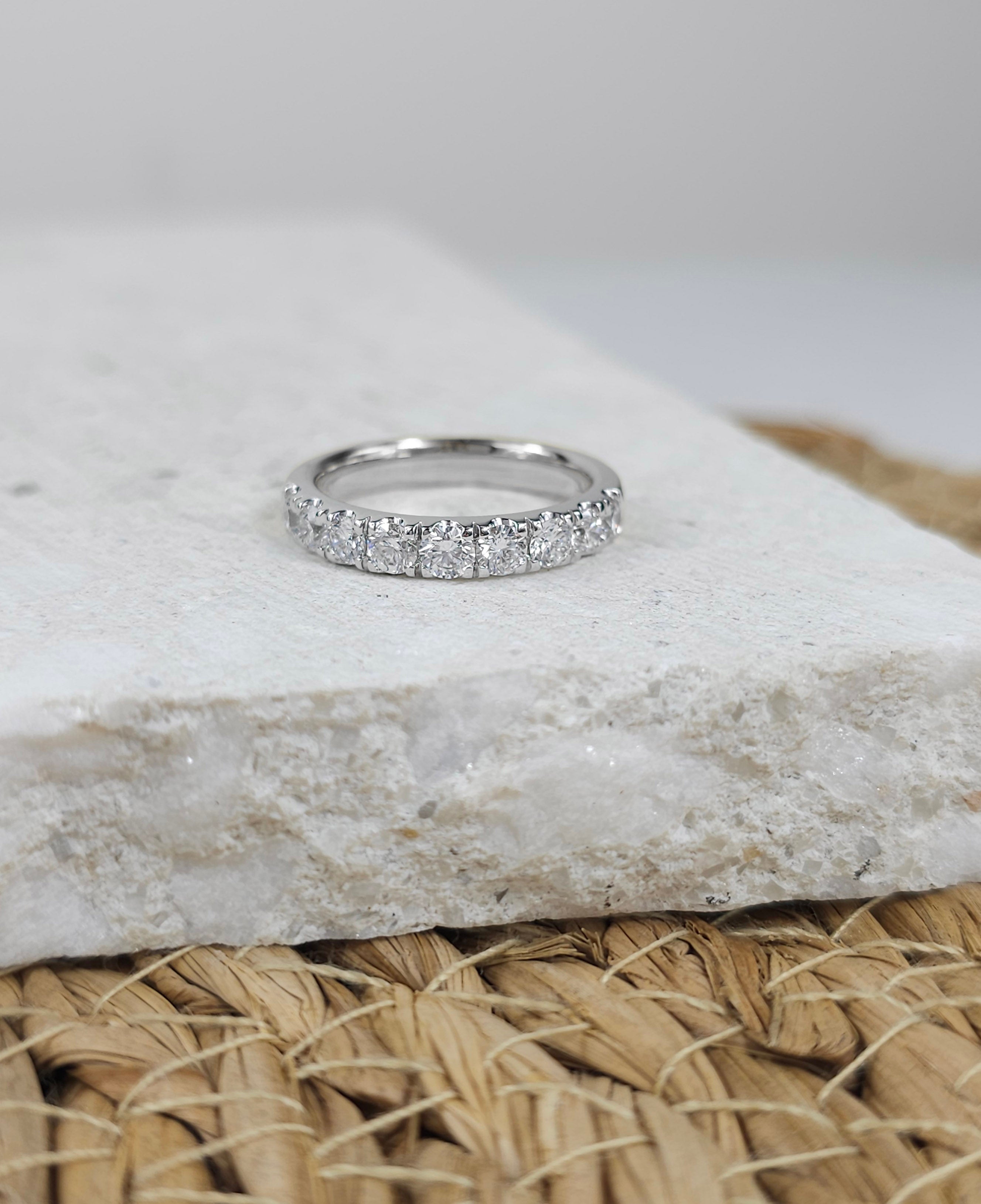 18ct White Gold Round Brilliant cut Diamond Ring, 1ct total