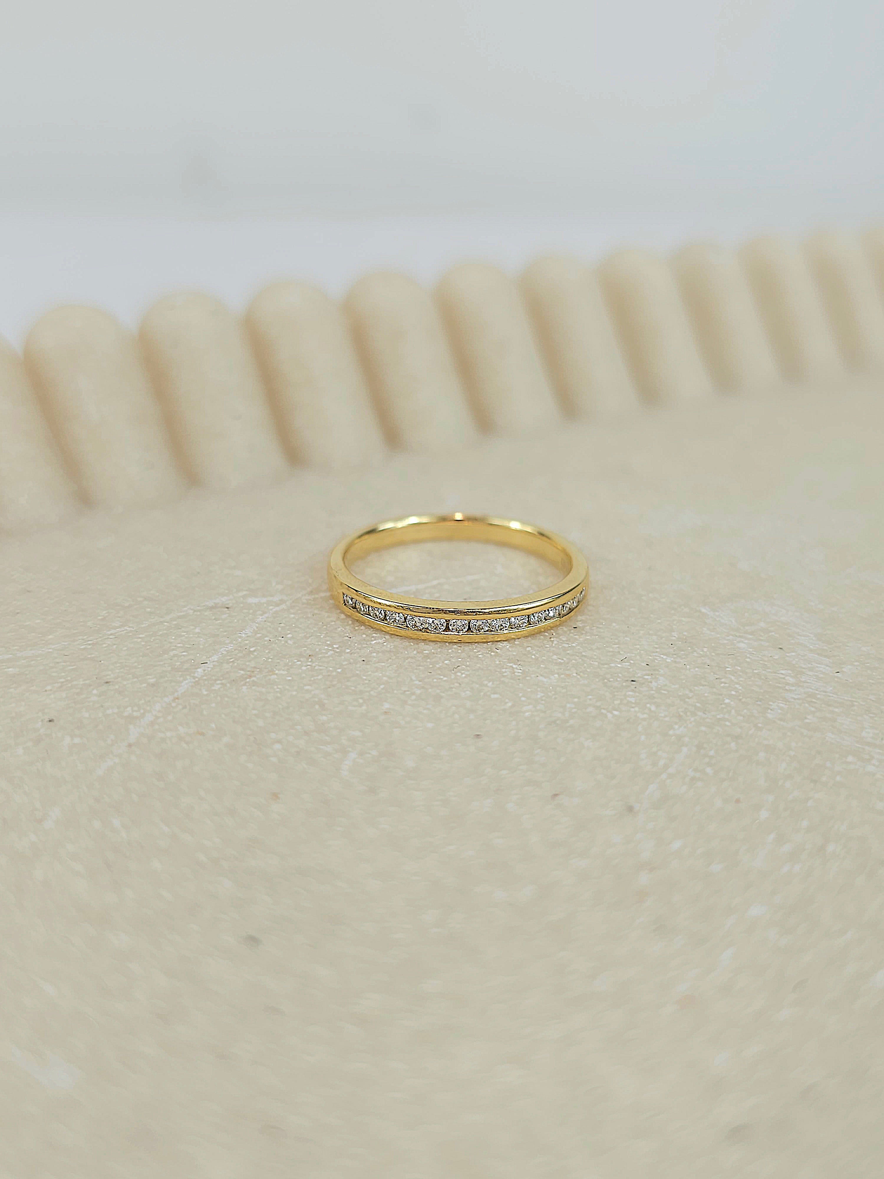 18ct Yellow Gold Round Brilliant cut Diamond band, 0.15ct Total