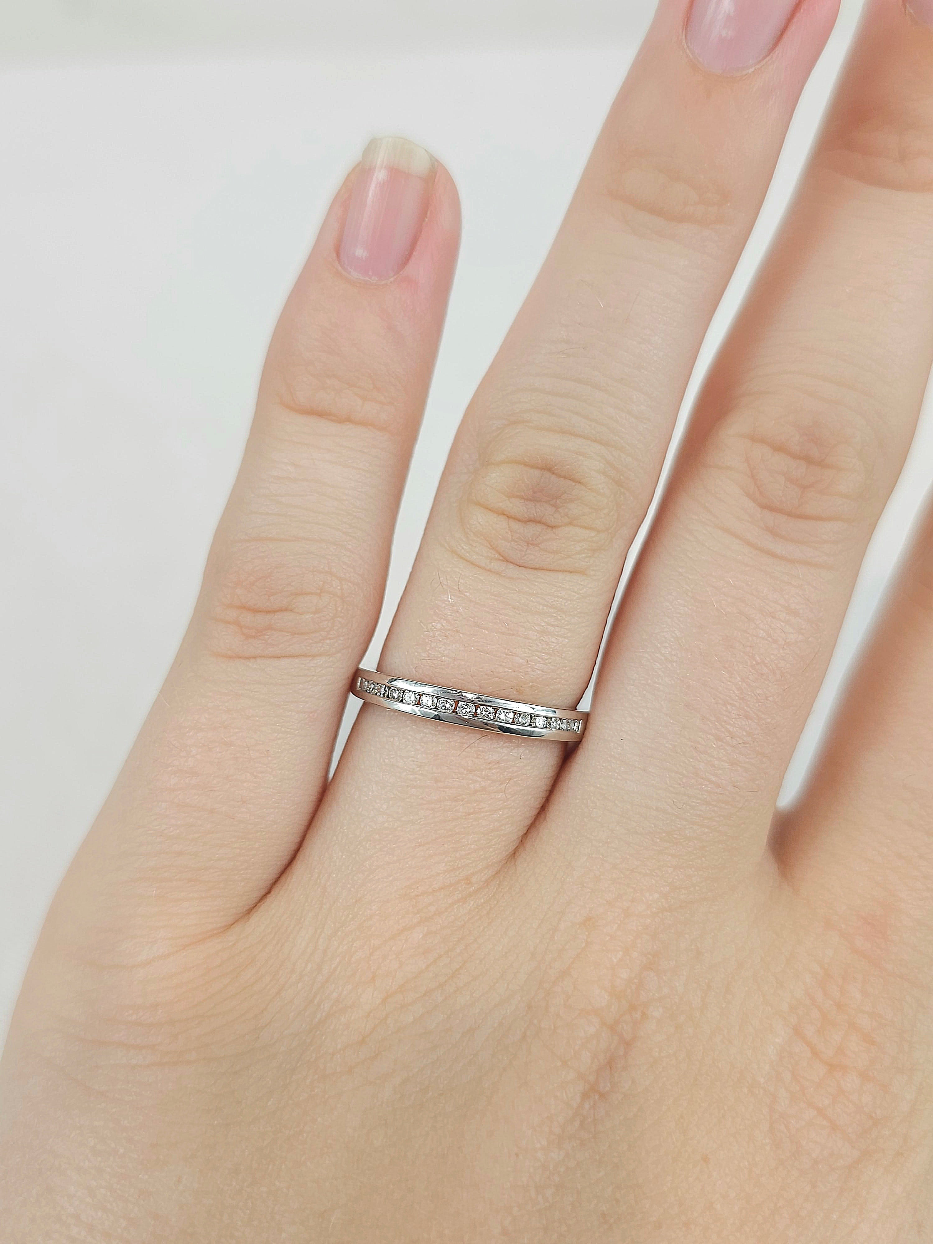 18ct Yellow Gold Round Brilliant cut Diamond band, 0.15ct total