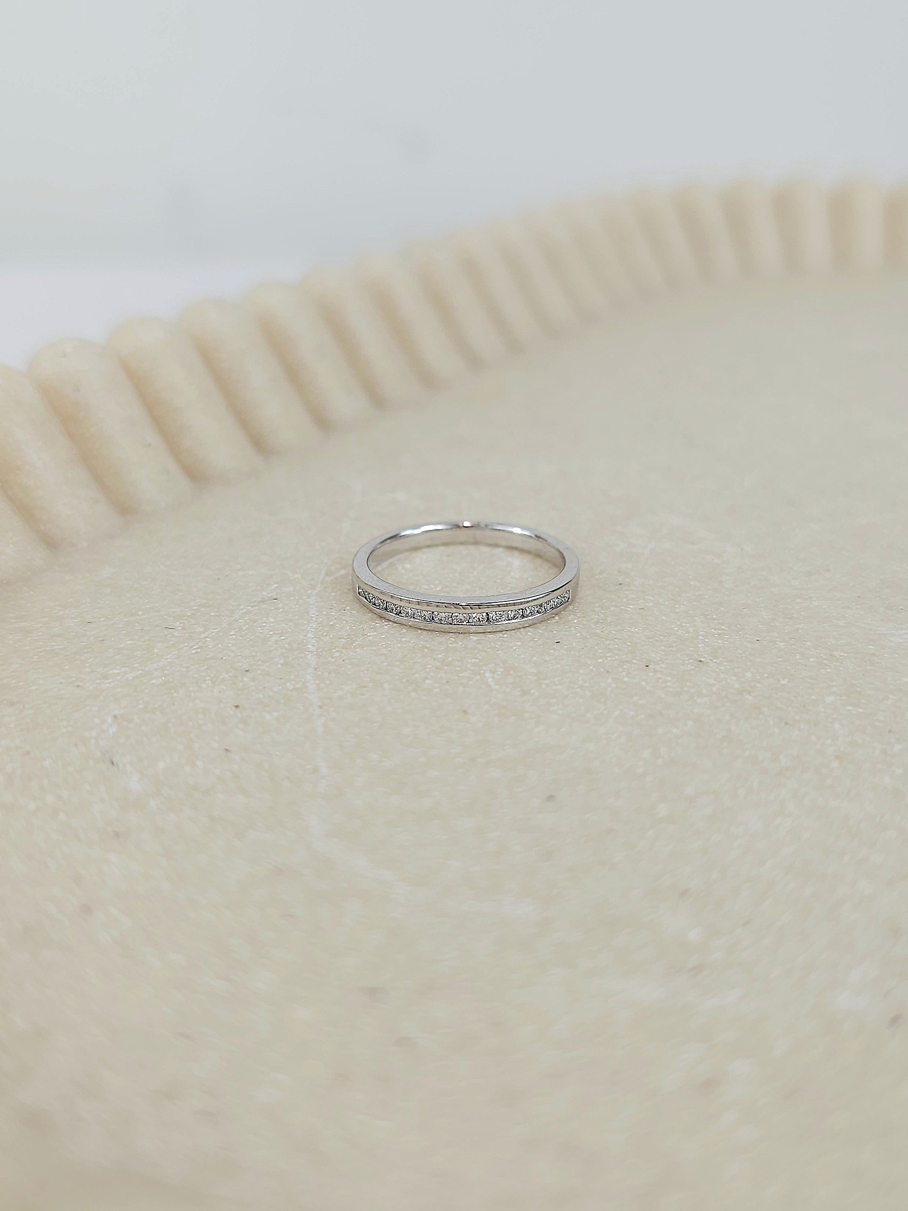 18ct Yellow Gold Round Brilliant cut Diamond band, 0.15ct total