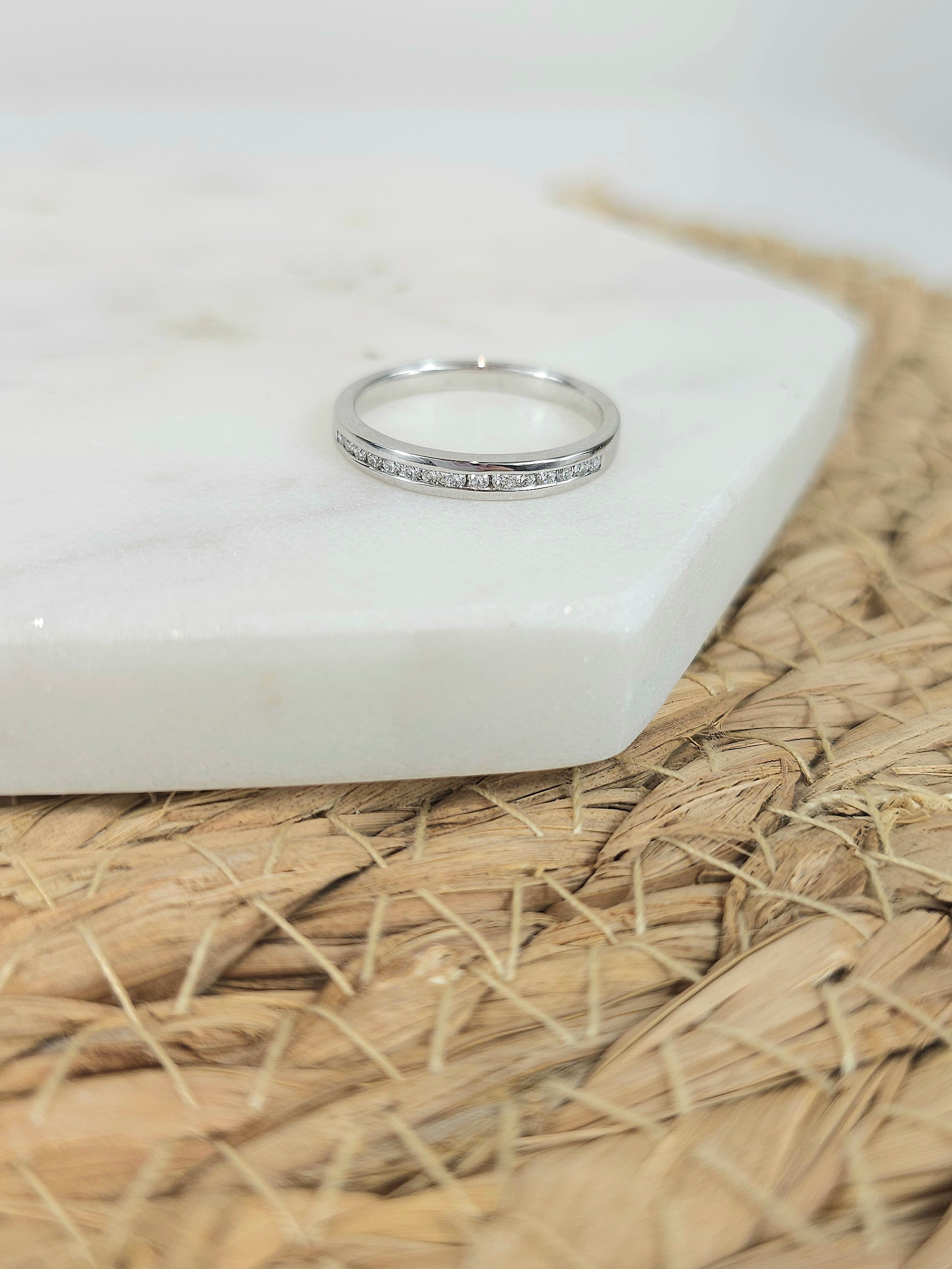 18ct Yellow Gold Round Brilliant cut Diamond band, 0.15ct total