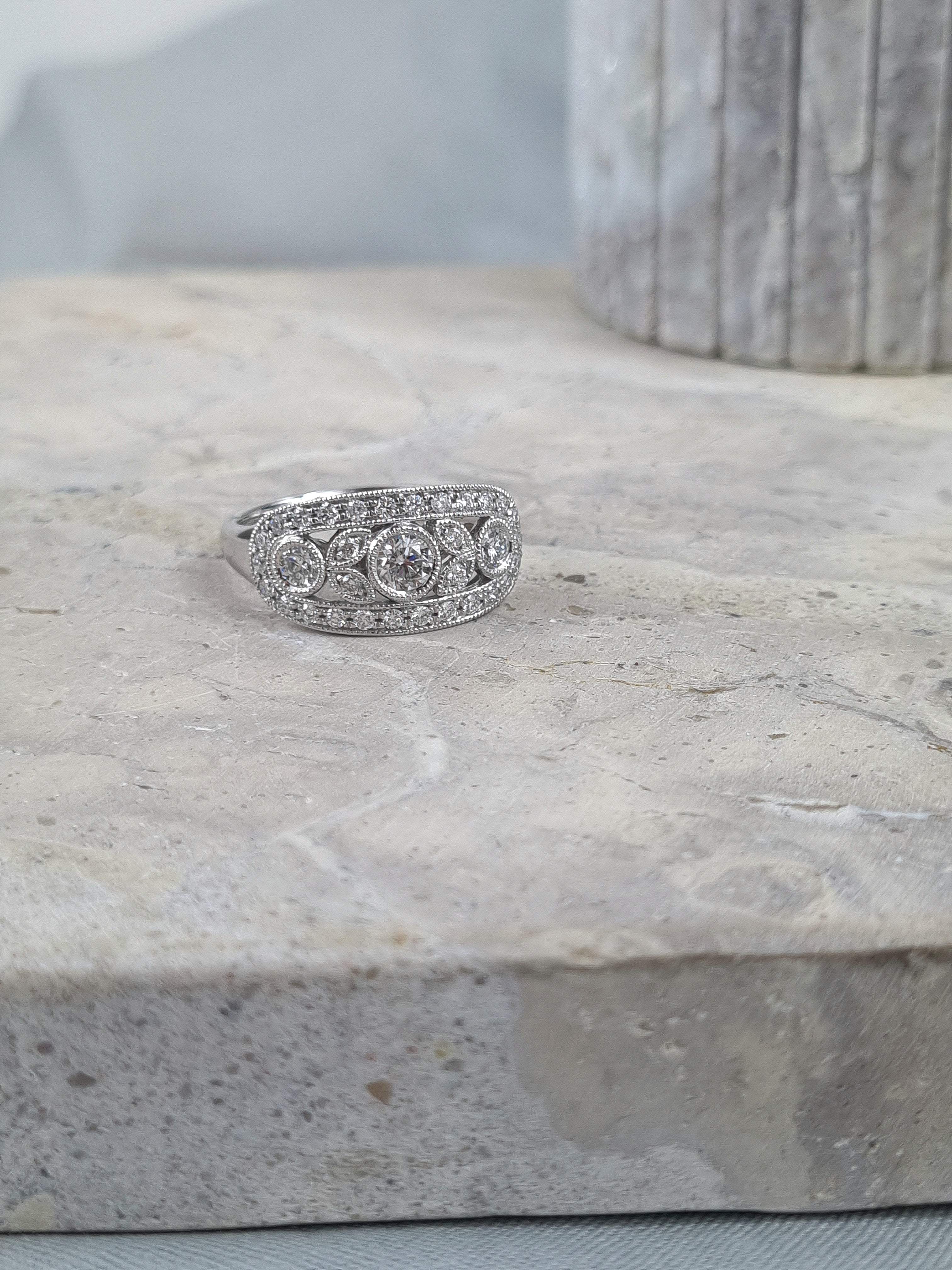 18ct White Gold Vintage art deco Diamond ring, 1.01 carats.