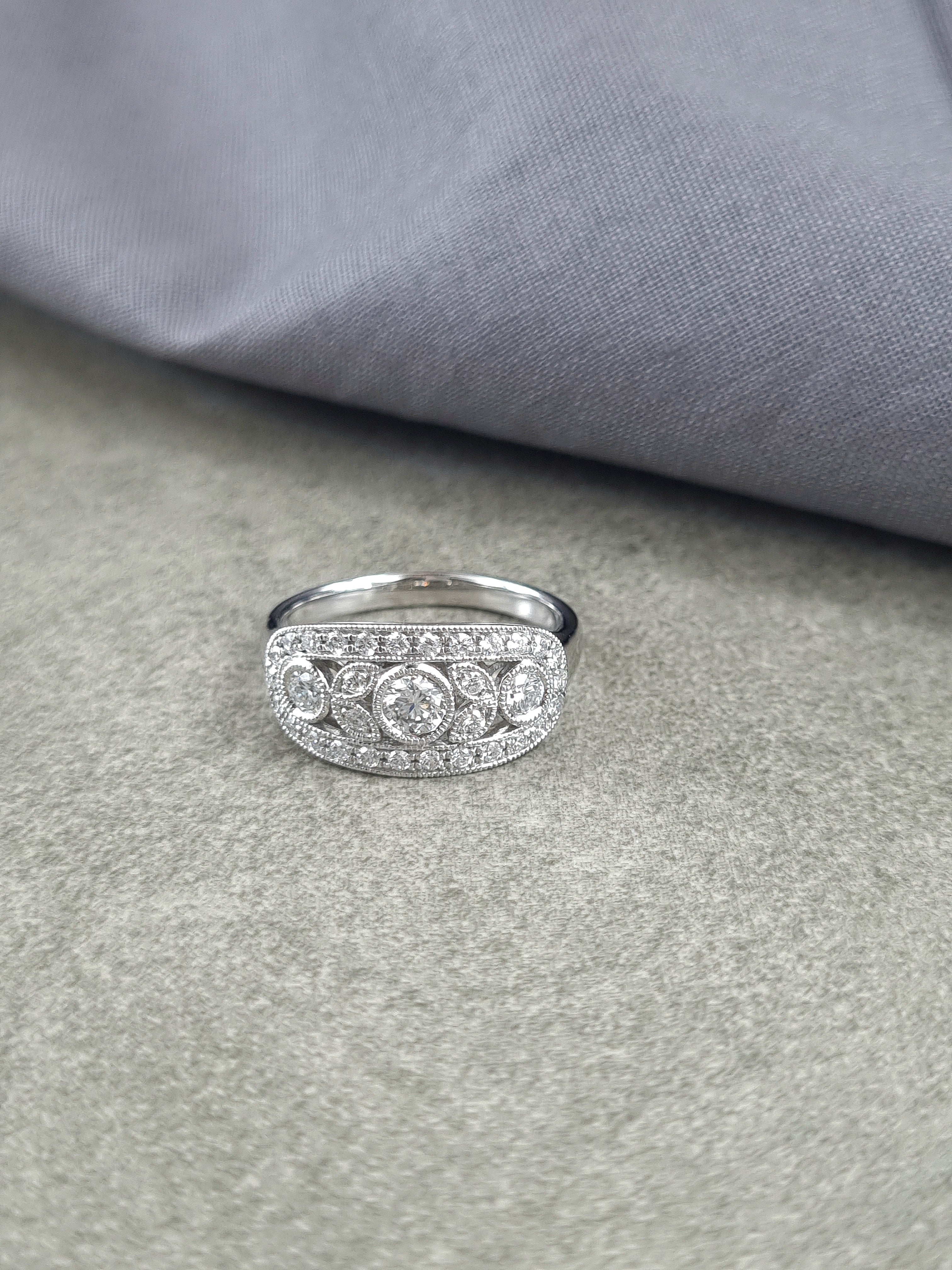 18ct White Gold Vintage art deco Diamond ring, 1.01 carats.
