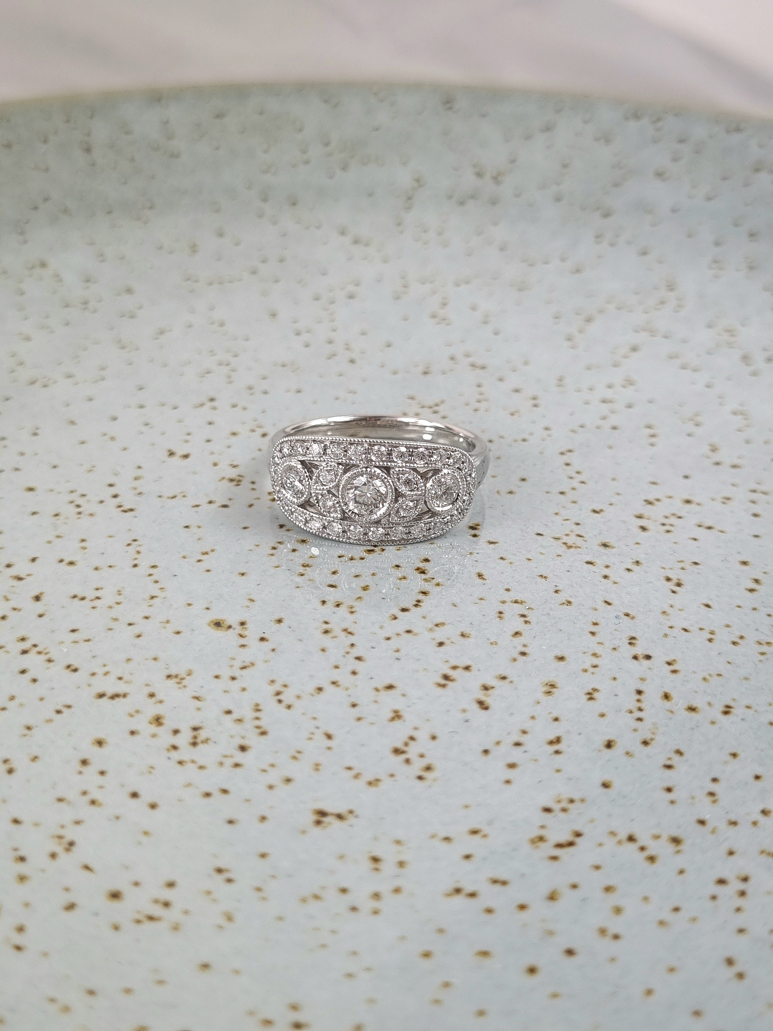 18ct White Gold Vintage art deco Diamond ring, 1.01 carats.
