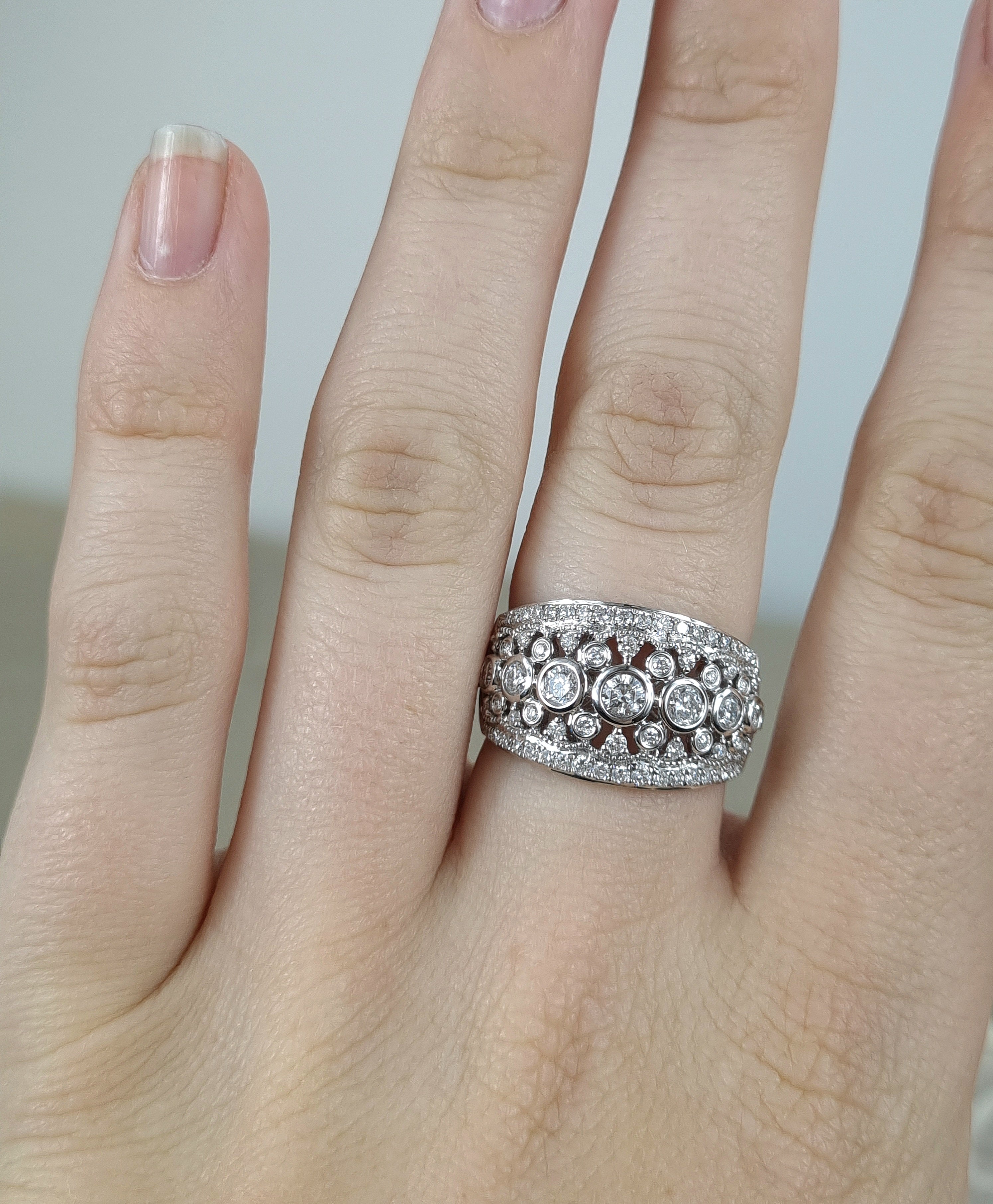 18ct White Gold Filigree Diamond Dress Ring, 1.01 carats total.