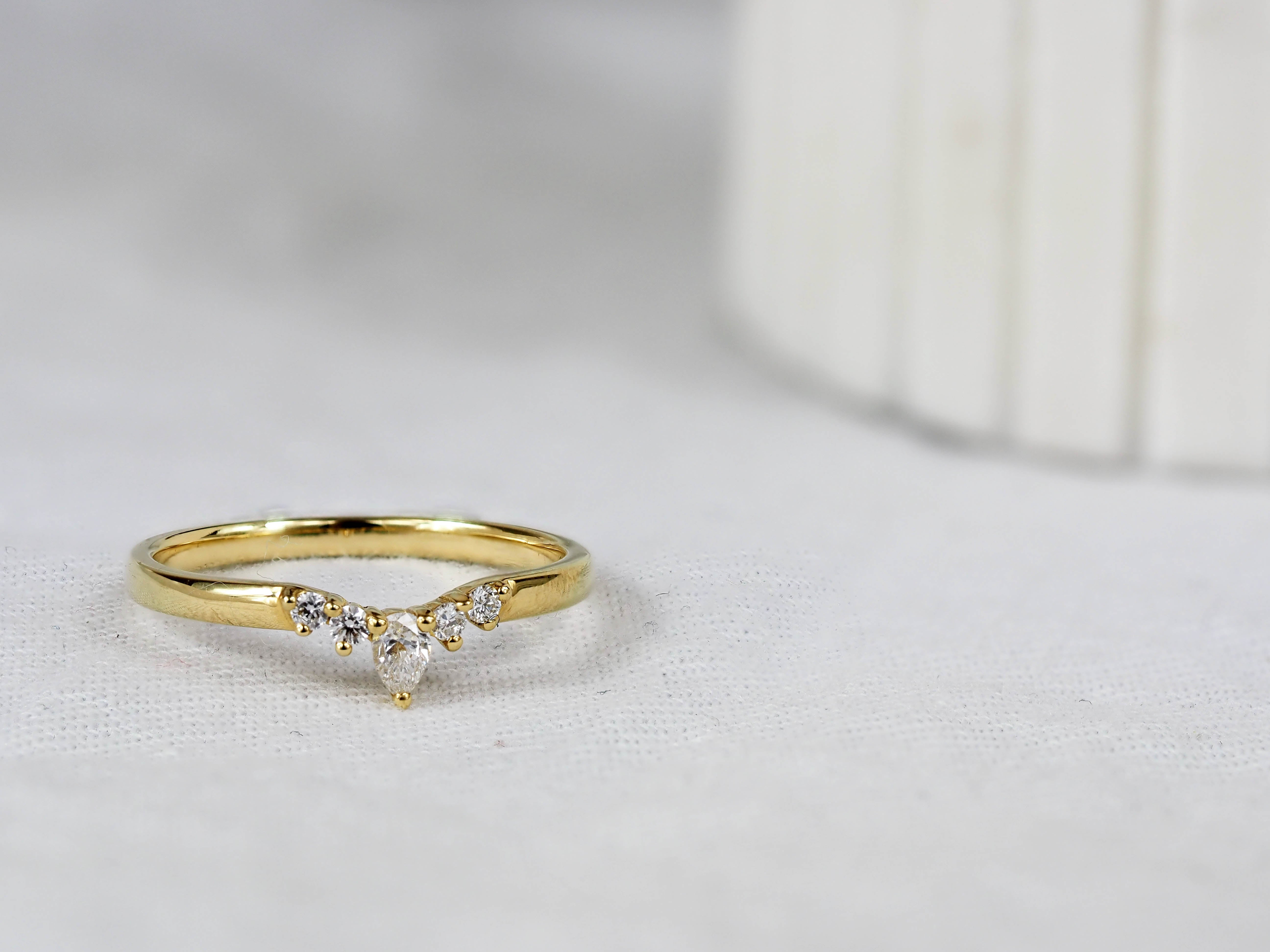 18ct Yellow Gold Fitted Diamond Ring, 0.15ct Total