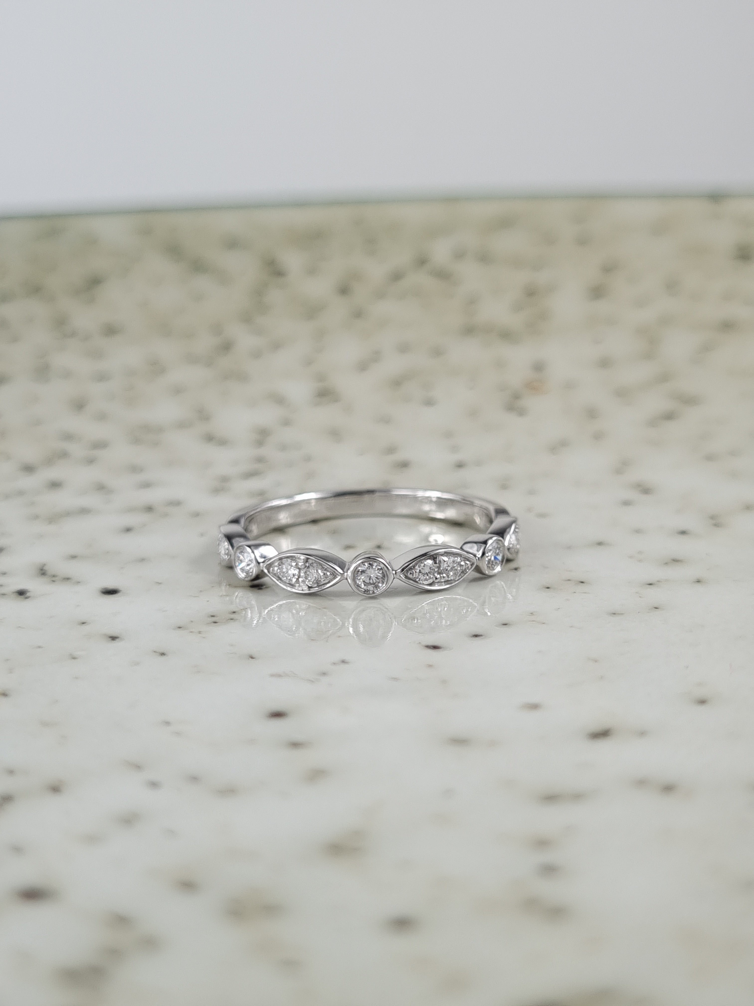 18ct White Gold Round and Marquise shaped Diamond band, 0.20ct Total