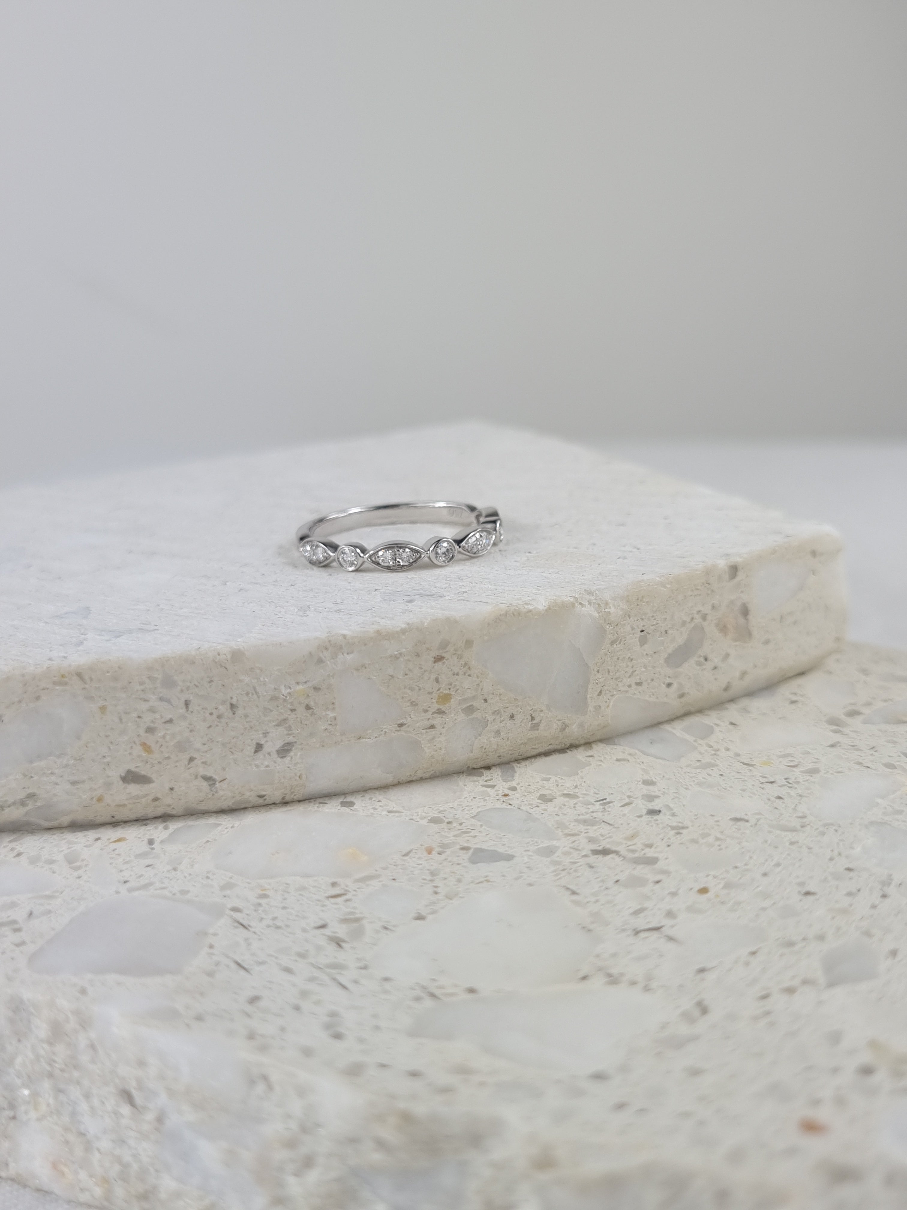 18ct White Gold Round and Marquise shaped Diamond band, 0.20ct Total