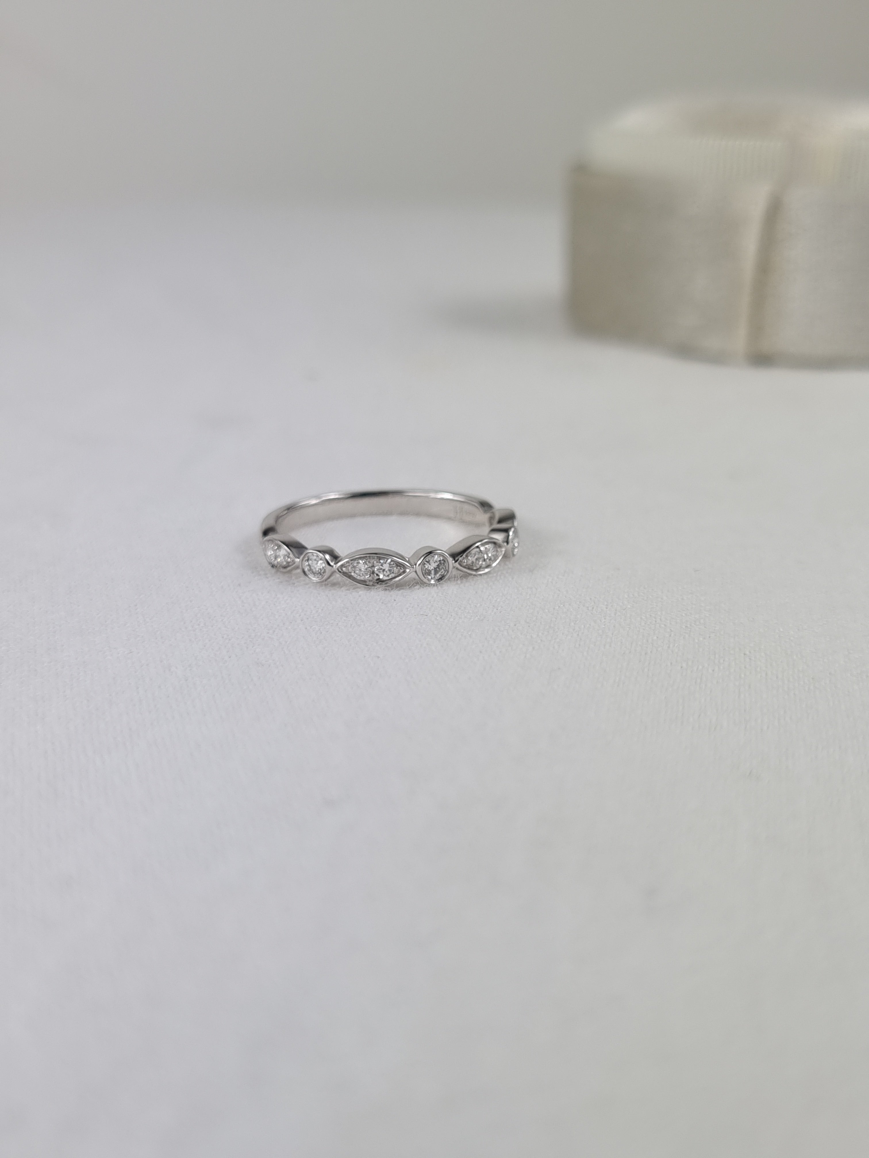 18ct White Gold Round and Marquise shaped Diamond band, 0.20ct Total