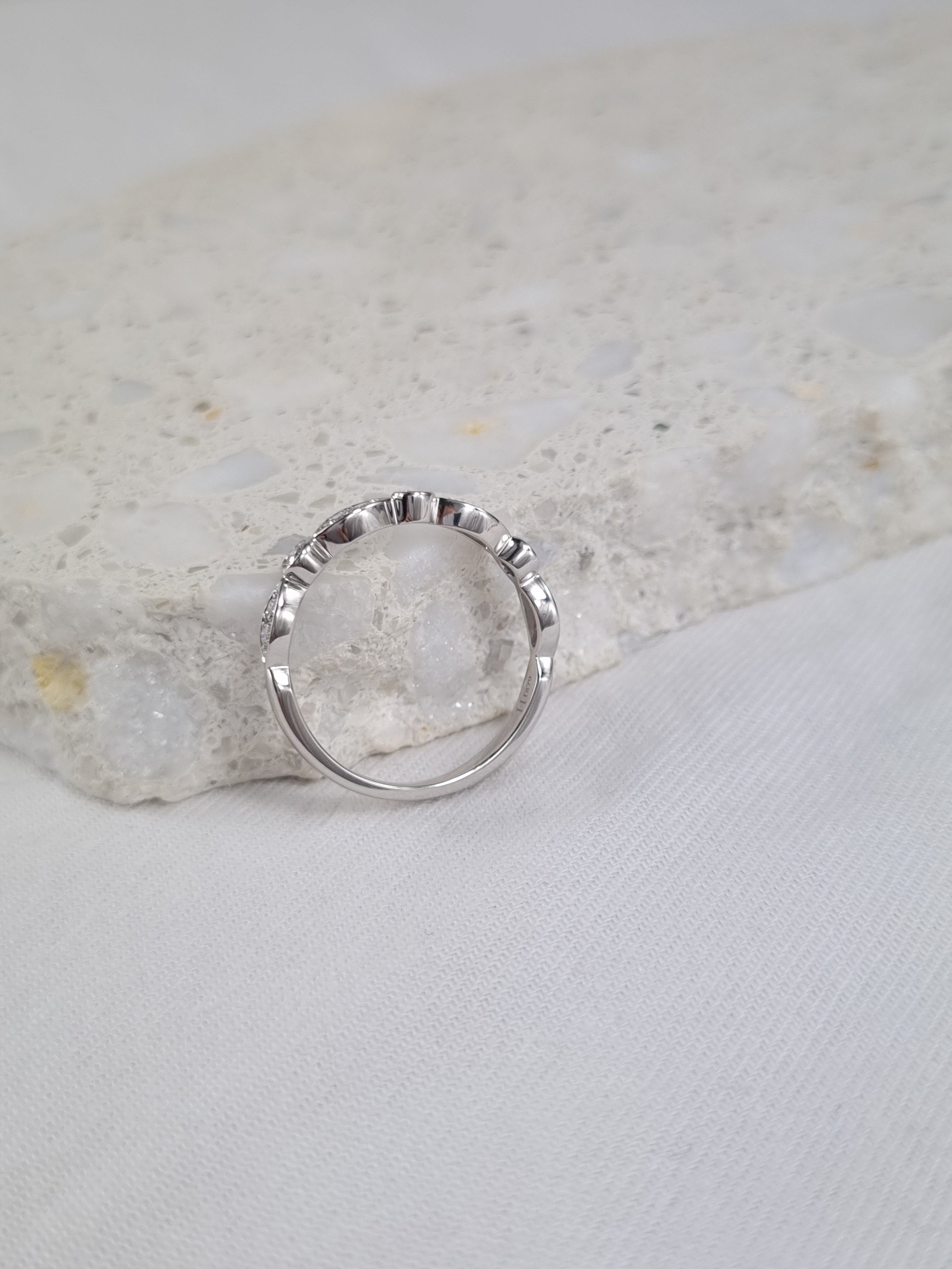 18ct White Gold Round and Marquise shaped Diamond band, 0.20ct Total