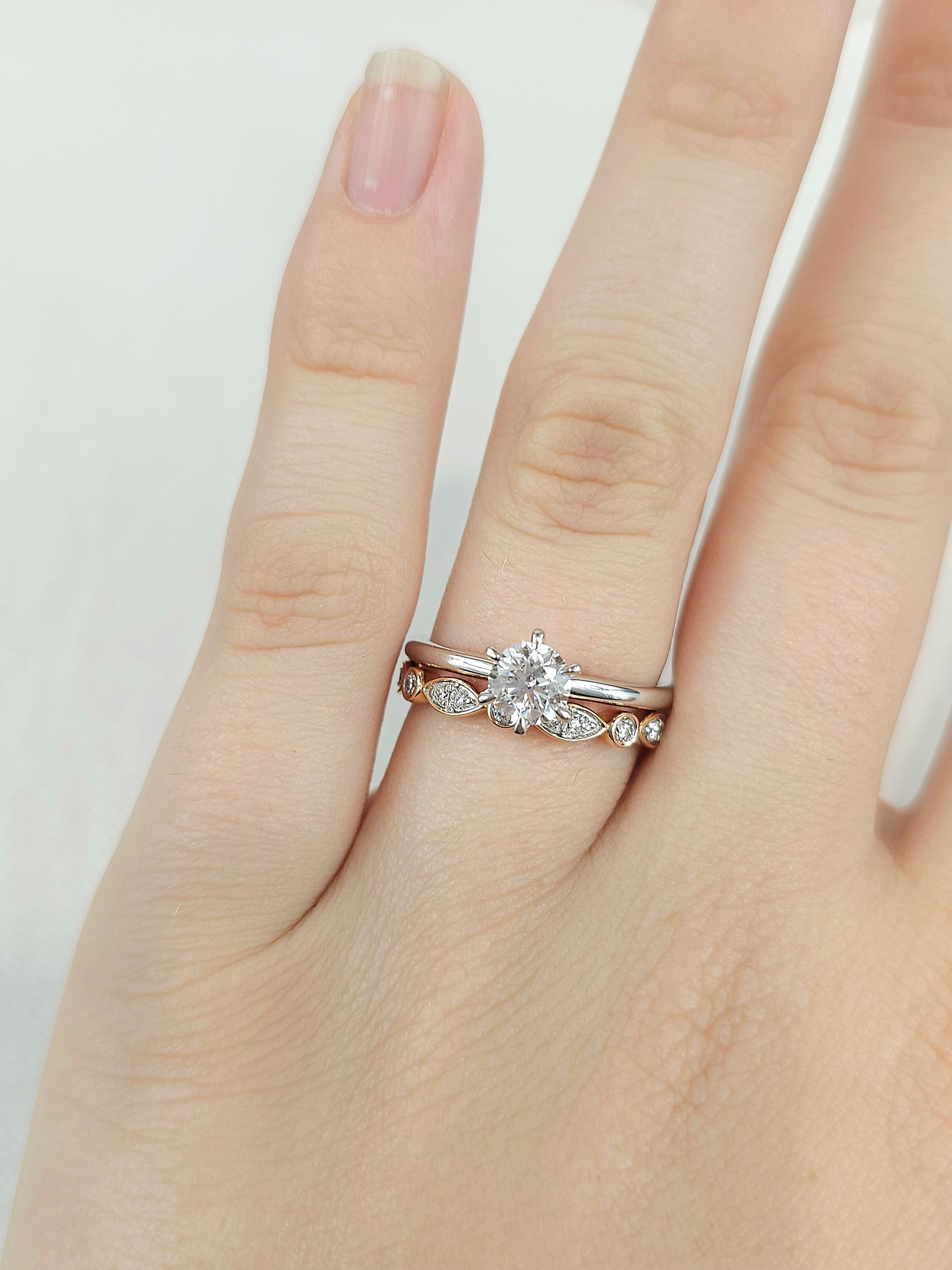 18ct Rose and White Gold Round and Marquise shaped Diamond Band, 0.20ct Total