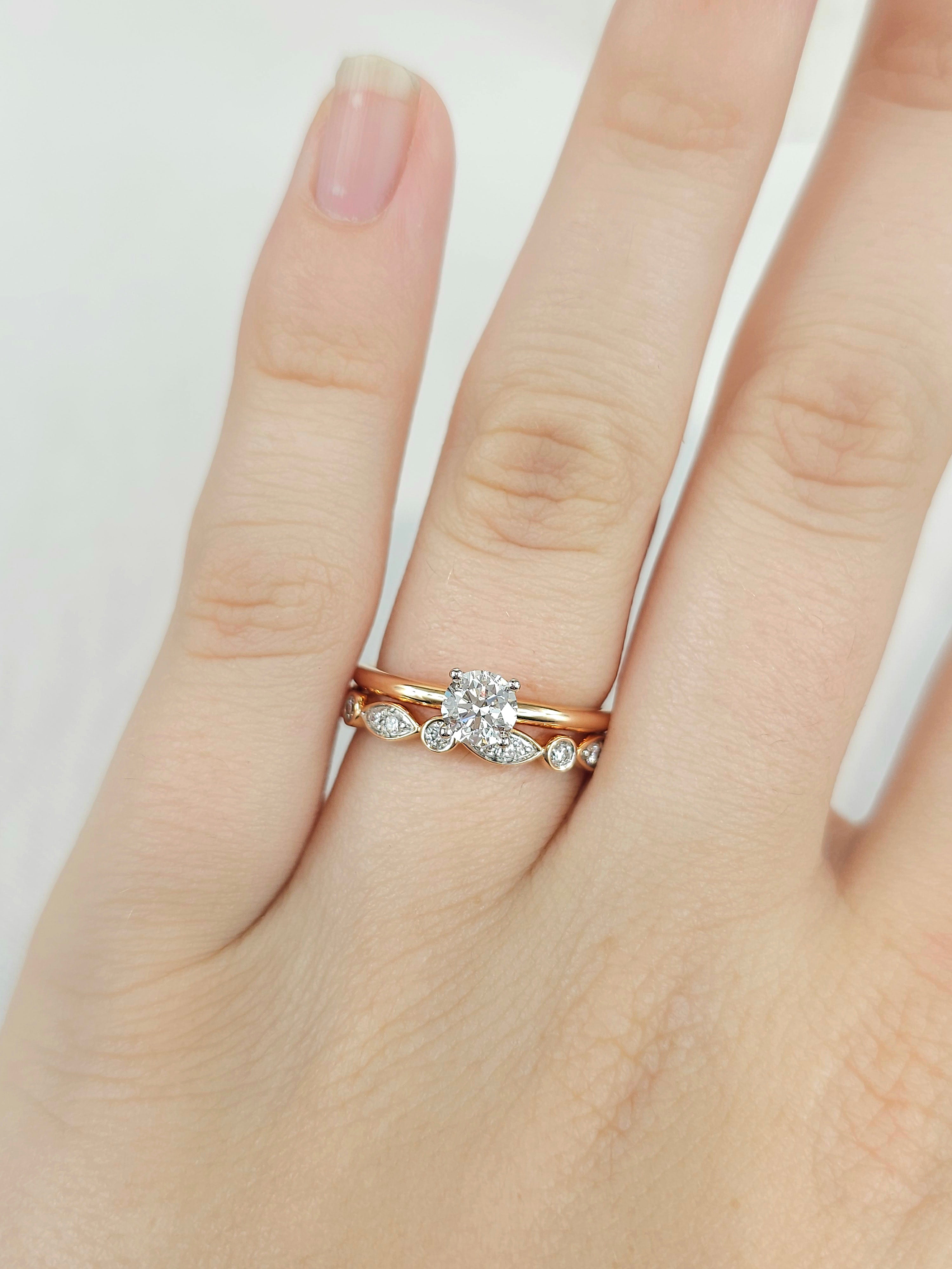 18ct Rose and White Gold Round and Marquise shaped Diamond Band, 0.20ct Total