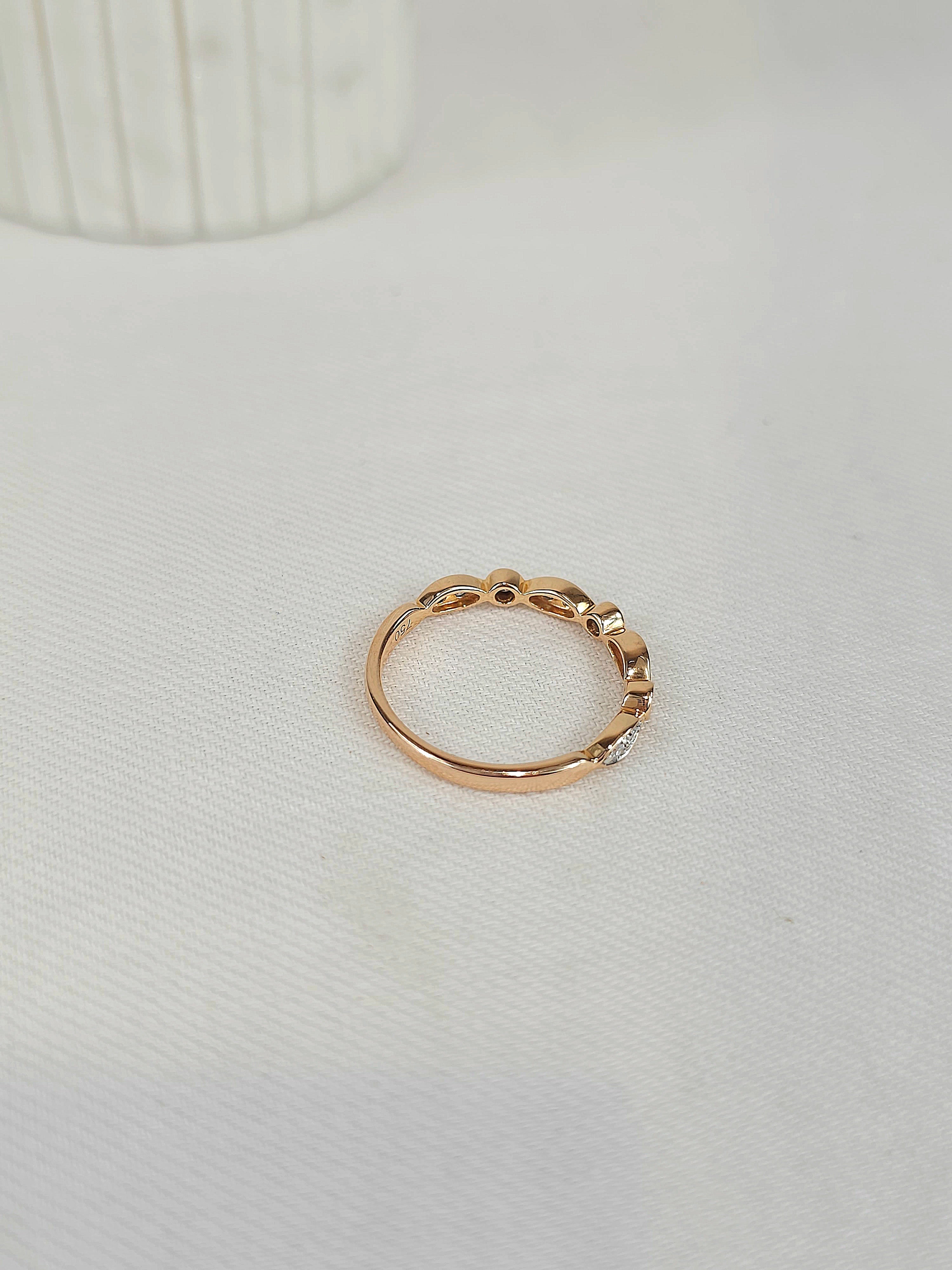 18ct Rose and White Gold Round and Marquise shaped Diamond Band, 0.20ct Total