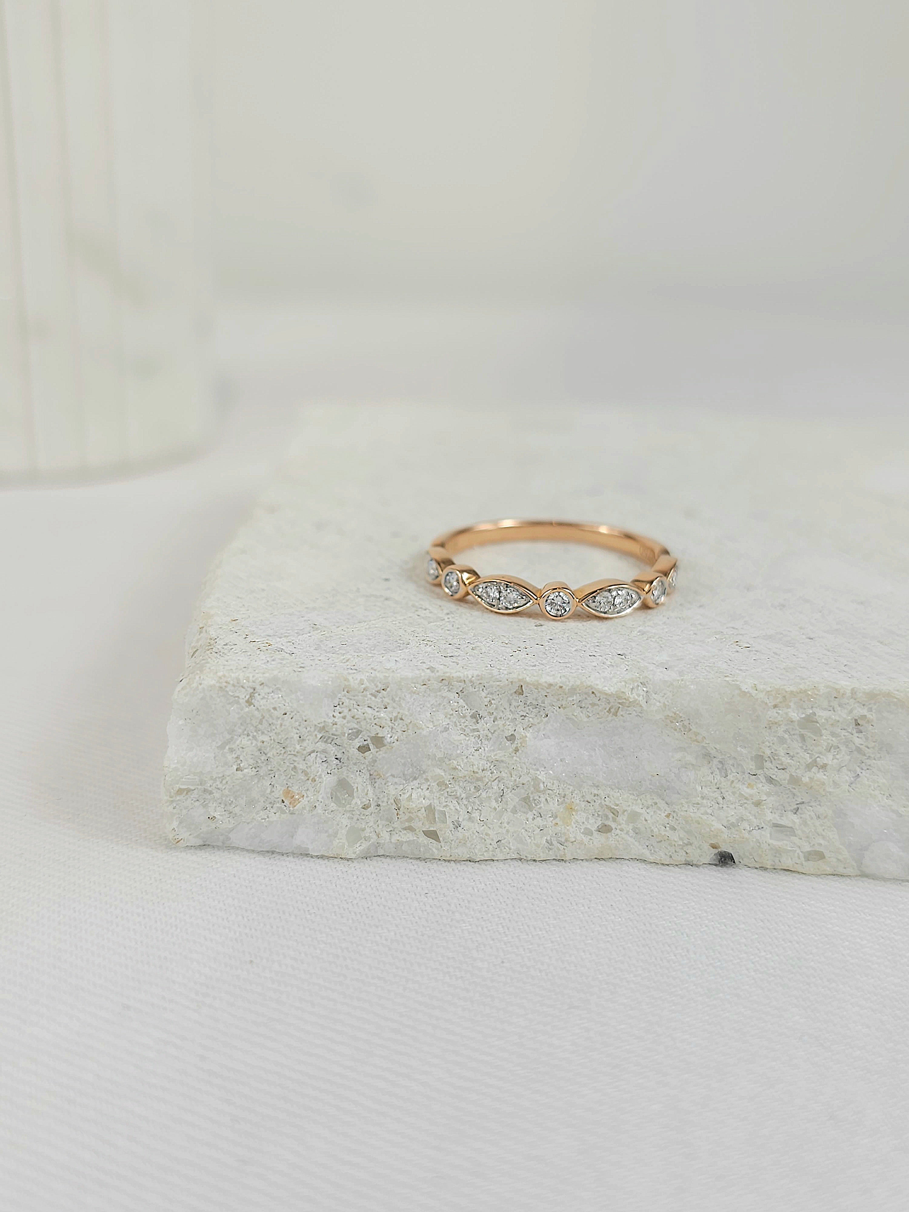 18ct Rose and White Gold Round and Marquise shaped Diamond Band, 0.20ct Total